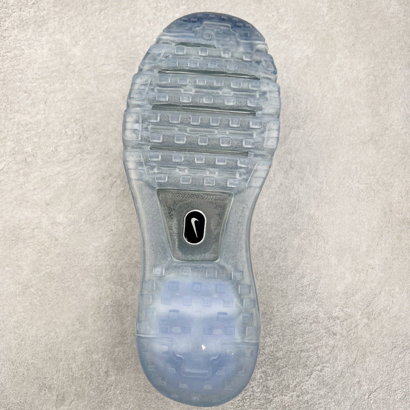 图片[9]-＃纯原 NK Air Max Flyknit 2014 舒适百搭减震耐磨低帮休闲跑步鞋 620469-015 使用备受欢迎的创新FLYKNIT鞋面 一体成形无缝设计将良好的透气性、柔韧性及支撑性完美结合于一身 结合飞线（FLYWIRE）科技 大幅减轻鞋身重量同时 更能根据步态实时调整鞋面的贴合度 如第二层皮肤般轻盈包裹双脚 高性能的缓震性能可将外部冲击力减至最低 让热爱驰骋的你得到可靠的保护 抓地力半透明橡胶外底结合升级版华夫格外底纹路 保证高磨区的耐久性同时更能带给双脚持久稳定的抓地力 无论是路跑或赛道跑 都能为你造就强大功能支持 实拍调校N版已经零色差零失真 百分百还原实物色彩所见即所得 不存在货不对板色差等低级问题 选购参考实物拍摄 不混卖不参货 只用心做好货严格选品 承诺混一赔十 尺码：35.5 36 36.5 37.5 38 38.5 39 40 40.5 41 42 42.5 43 44 44.5 45 46 46.5-选品中心