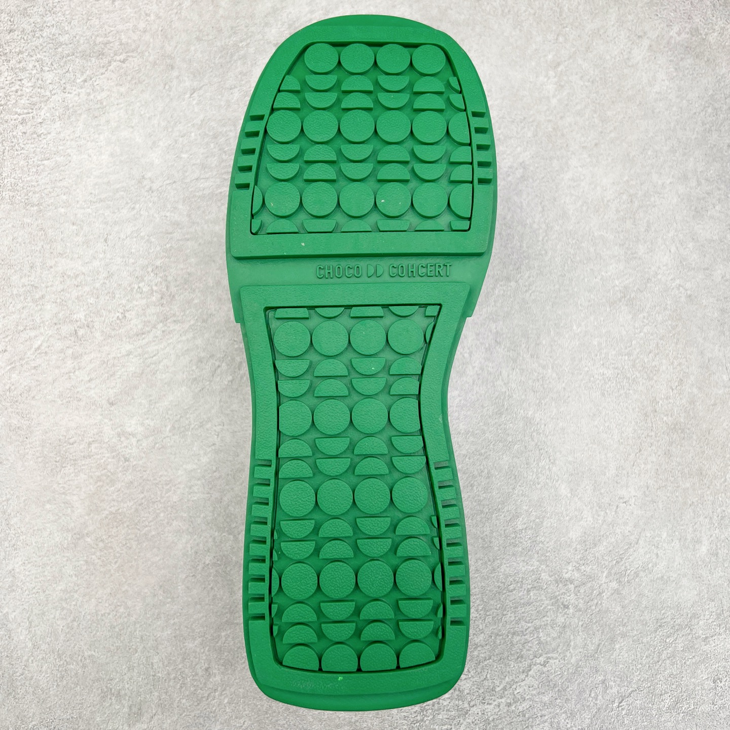 图片[9]-CHOCO CONCERT 牛皮圆方不对称球鞋低帮 时尚板鞋 男女同款 品牌延续“对常识的再思考”概念，全新释出活力多彩“APAIR OFCOURT SERIES”圆方球鞋系列，解读东方文化中身体与服饰的微妙联系，以解构、重塑、置换等方式突破平庸日常桎梏，玩趣诠释左右脚不对称风格的新方式，强势加入经典“COURT”风格的多彩活力与运动基因，以此为创造力媒介，探索运动时装的多重呈现。CHOCO CONCERT是一个立足于当前文化的时尚鞋履品牌，一直致力为人们解决多种场景通搭与时尚兼具的生活需求，在风格上追求个性化实用主义。我们希望将品牌对过去、现在和未来的关于生活及美学的思考，融入进鞋履设计中，始终坚持选用高品质材料和制作工艺，为人们提供卓越的穿着体验。尺码：35 36 37 38 39 40 41 42 43 44 45-选品中心