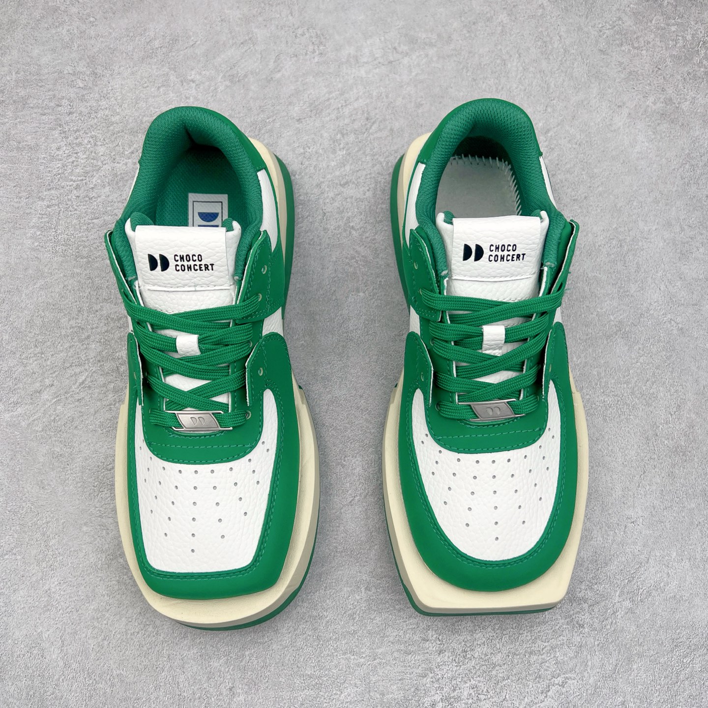 图片[2]-CHOCO CONCERT 牛皮圆方不对称球鞋低帮 时尚板鞋 男女同款 品牌延续“对常识的再思考”概念，全新释出活力多彩“APAIR OFCOURT SERIES”圆方球鞋系列，解读东方文化中身体与服饰的微妙联系，以解构、重塑、置换等方式突破平庸日常桎梏，玩趣诠释左右脚不对称风格的新方式，强势加入经典“COURT”风格的多彩活力与运动基因，以此为创造力媒介，探索运动时装的多重呈现。CHOCO CONCERT是一个立足于当前文化的时尚鞋履品牌，一直致力为人们解决多种场景通搭与时尚兼具的生活需求，在风格上追求个性化实用主义。我们希望将品牌对过去、现在和未来的关于生活及美学的思考，融入进鞋履设计中，始终坚持选用高品质材料和制作工艺，为人们提供卓越的穿着体验。尺码：35 36 37 38 39 40 41 42 43 44 45-选品中心