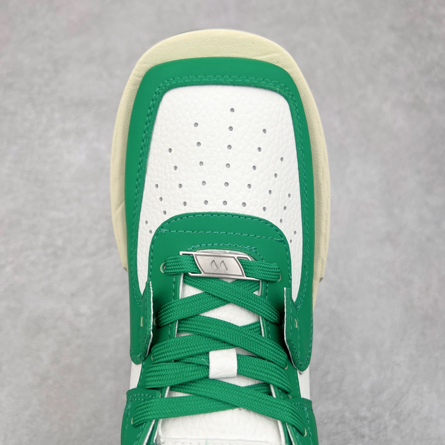 图片[4]-CHOCO CONCERT 牛皮圆方不对称球鞋低帮 时尚板鞋 男女同款 品牌延续“对常识的再思考”概念，全新释出活力多彩“APAIR OFCOURT SERIES”圆方球鞋系列，解读东方文化中身体与服饰的微妙联系，以解构、重塑、置换等方式突破平庸日常桎梏，玩趣诠释左右脚不对称风格的新方式，强势加入经典“COURT”风格的多彩活力与运动基因，以此为创造力媒介，探索运动时装的多重呈现。CHOCO CONCERT是一个立足于当前文化的时尚鞋履品牌，一直致力为人们解决多种场景通搭与时尚兼具的生活需求，在风格上追求个性化实用主义。我们希望将品牌对过去、现在和未来的关于生活及美学的思考，融入进鞋履设计中，始终坚持选用高品质材料和制作工艺，为人们提供卓越的穿着体验。尺码：35 36 37 38 39 40 41 42 43 44 45-选品中心