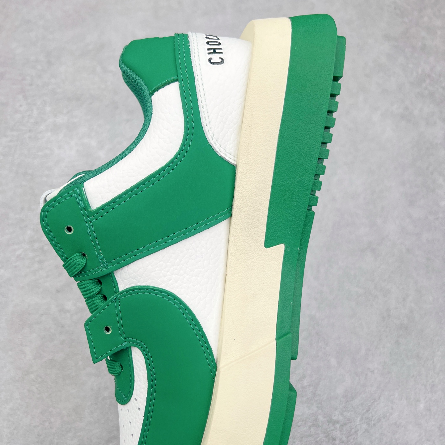 图片[7]-CHOCO CONCERT 牛皮圆方不对称球鞋低帮 时尚板鞋 男女同款 品牌延续“对常识的再思考”概念，全新释出活力多彩“APAIR OFCOURT SERIES”圆方球鞋系列，解读东方文化中身体与服饰的微妙联系，以解构、重塑、置换等方式突破平庸日常桎梏，玩趣诠释左右脚不对称风格的新方式，强势加入经典“COURT”风格的多彩活力与运动基因，以此为创造力媒介，探索运动时装的多重呈现。CHOCO CONCERT是一个立足于当前文化的时尚鞋履品牌，一直致力为人们解决多种场景通搭与时尚兼具的生活需求，在风格上追求个性化实用主义。我们希望将品牌对过去、现在和未来的关于生活及美学的思考，融入进鞋履设计中，始终坚持选用高品质材料和制作工艺，为人们提供卓越的穿着体验。尺码：35 36 37 38 39 40 41 42 43 44 45-选品中心