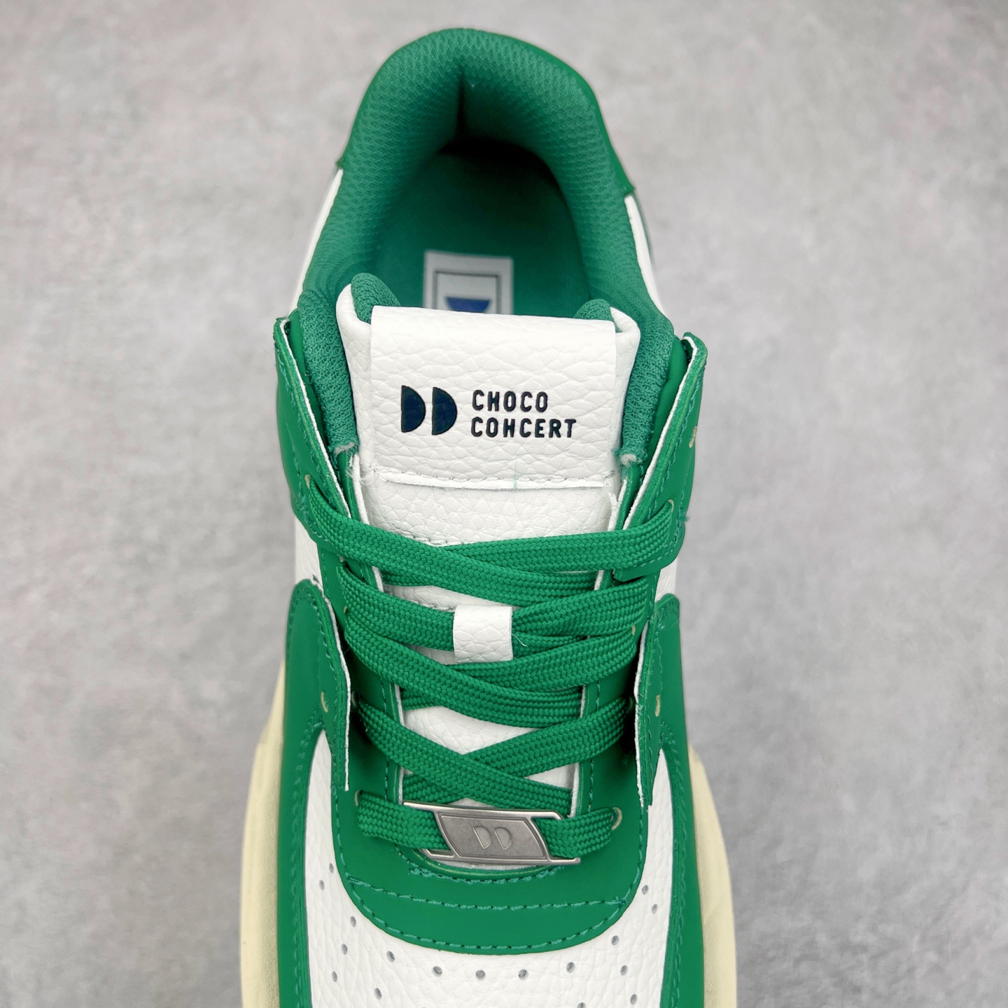 图片[5]-CHOCO CONCERT 牛皮圆方不对称球鞋低帮 时尚板鞋 男女同款 品牌延续“对常识的再思考”概念，全新释出活力多彩“APAIR OFCOURT SERIES”圆方球鞋系列，解读东方文化中身体与服饰的微妙联系，以解构、重塑、置换等方式突破平庸日常桎梏，玩趣诠释左右脚不对称风格的新方式，强势加入经典“COURT”风格的多彩活力与运动基因，以此为创造力媒介，探索运动时装的多重呈现。CHOCO CONCERT是一个立足于当前文化的时尚鞋履品牌，一直致力为人们解决多种场景通搭与时尚兼具的生活需求，在风格上追求个性化实用主义。我们希望将品牌对过去、现在和未来的关于生活及美学的思考，融入进鞋履设计中，始终坚持选用高品质材料和制作工艺，为人们提供卓越的穿着体验。尺码：35 36 37 38 39 40 41 42 43 44 45-选品中心