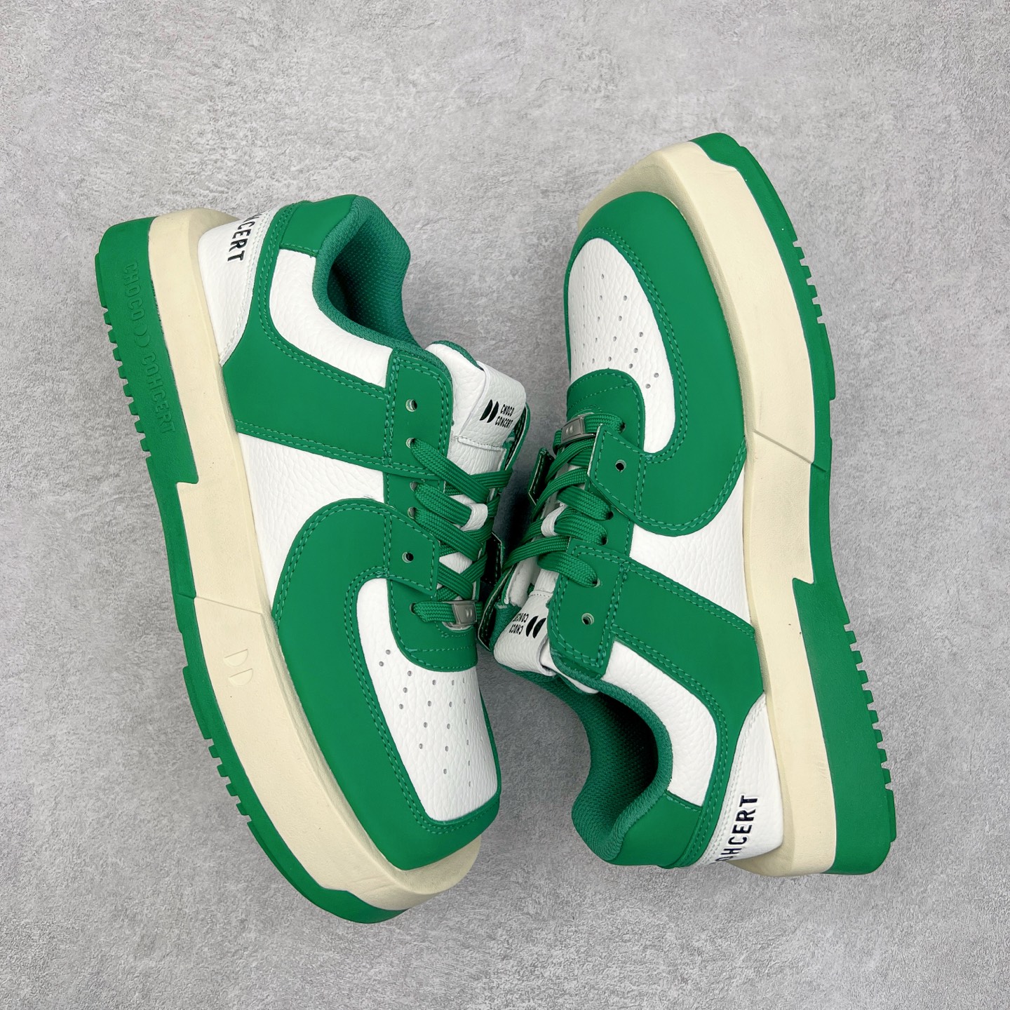 图片[3]-CHOCO CONCERT 牛皮圆方不对称球鞋低帮 时尚板鞋 男女同款 品牌延续“对常识的再思考”概念，全新释出活力多彩“APAIR OFCOURT SERIES”圆方球鞋系列，解读东方文化中身体与服饰的微妙联系，以解构、重塑、置换等方式突破平庸日常桎梏，玩趣诠释左右脚不对称风格的新方式，强势加入经典“COURT”风格的多彩活力与运动基因，以此为创造力媒介，探索运动时装的多重呈现。CHOCO CONCERT是一个立足于当前文化的时尚鞋履品牌，一直致力为人们解决多种场景通搭与时尚兼具的生活需求，在风格上追求个性化实用主义。我们希望将品牌对过去、现在和未来的关于生活及美学的思考，融入进鞋履设计中，始终坚持选用高品质材料和制作工艺，为人们提供卓越的穿着体验。尺码：35 36 37 38 39 40 41 42 43 44 45-选品中心