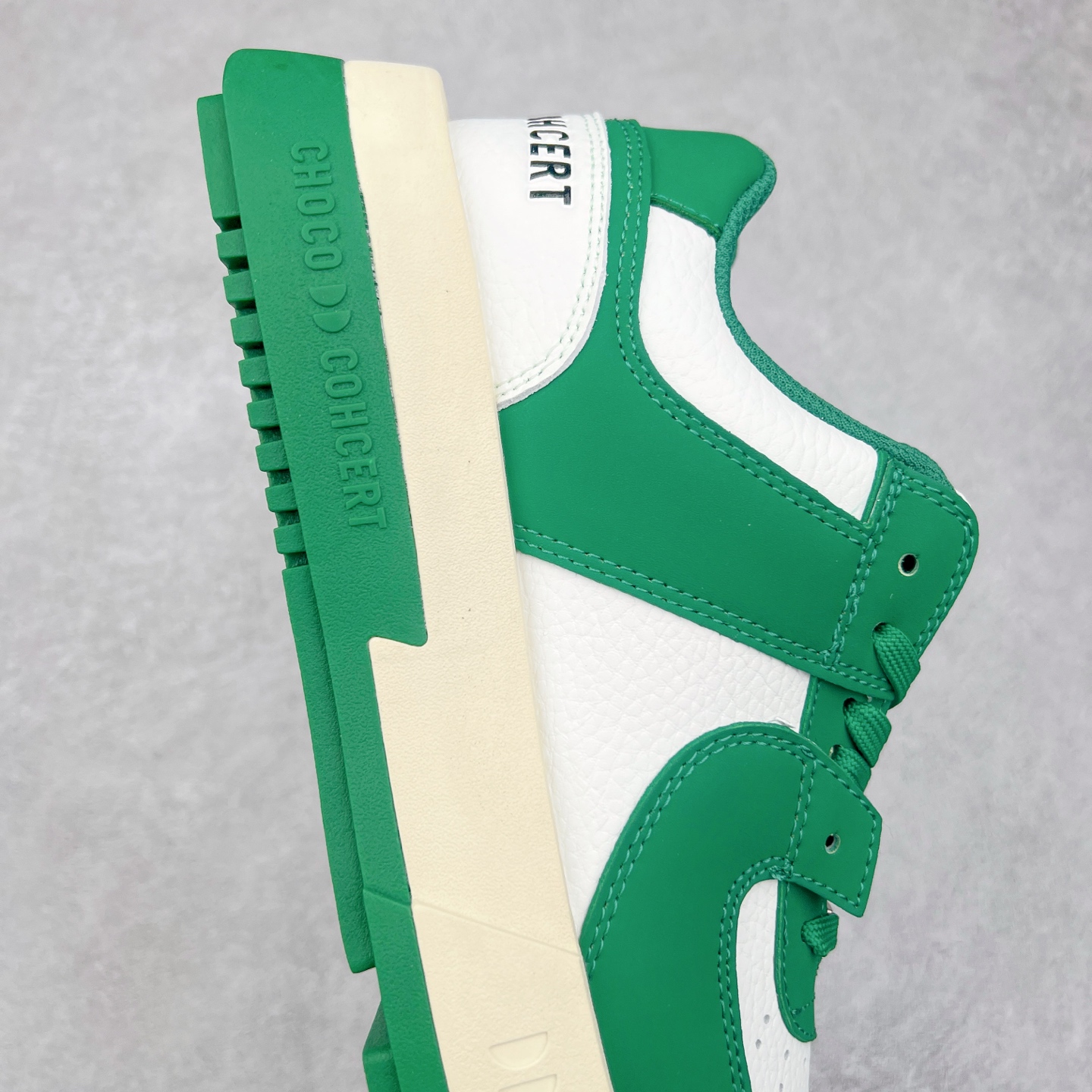 图片[6]-CHOCO CONCERT 牛皮圆方不对称球鞋低帮 时尚板鞋 男女同款 品牌延续“对常识的再思考”概念，全新释出活力多彩“APAIR OFCOURT SERIES”圆方球鞋系列，解读东方文化中身体与服饰的微妙联系，以解构、重塑、置换等方式突破平庸日常桎梏，玩趣诠释左右脚不对称风格的新方式，强势加入经典“COURT”风格的多彩活力与运动基因，以此为创造力媒介，探索运动时装的多重呈现。CHOCO CONCERT是一个立足于当前文化的时尚鞋履品牌，一直致力为人们解决多种场景通搭与时尚兼具的生活需求，在风格上追求个性化实用主义。我们希望将品牌对过去、现在和未来的关于生活及美学的思考，融入进鞋履设计中，始终坚持选用高品质材料和制作工艺，为人们提供卓越的穿着体验。尺码：35 36 37 38 39 40 41 42 43 44 45-选品中心