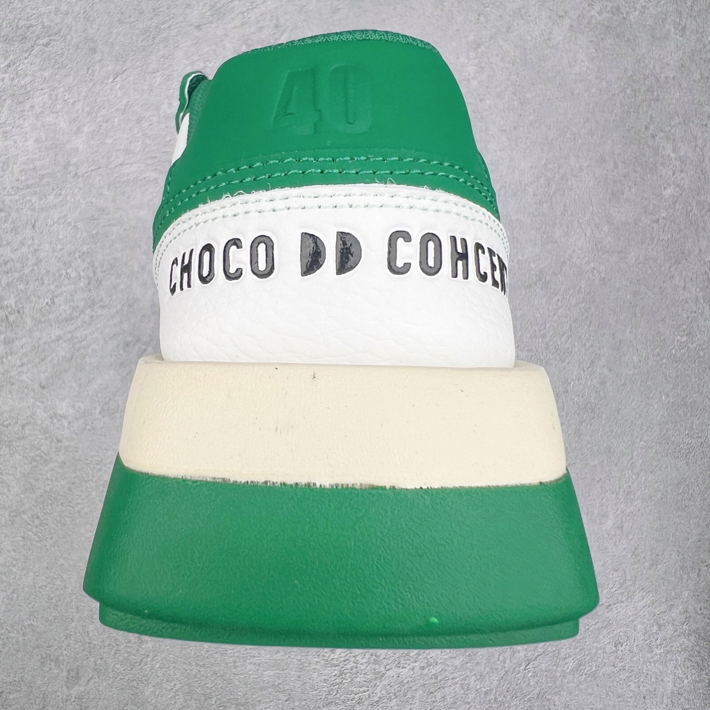 图片[8]-CHOCO CONCERT 牛皮圆方不对称球鞋低帮 时尚板鞋 男女同款 品牌延续“对常识的再思考”概念，全新释出活力多彩“APAIR OFCOURT SERIES”圆方球鞋系列，解读东方文化中身体与服饰的微妙联系，以解构、重塑、置换等方式突破平庸日常桎梏，玩趣诠释左右脚不对称风格的新方式，强势加入经典“COURT”风格的多彩活力与运动基因，以此为创造力媒介，探索运动时装的多重呈现。CHOCO CONCERT是一个立足于当前文化的时尚鞋履品牌，一直致力为人们解决多种场景通搭与时尚兼具的生活需求，在风格上追求个性化实用主义。我们希望将品牌对过去、现在和未来的关于生活及美学的思考，融入进鞋履设计中，始终坚持选用高品质材料和制作工艺，为人们提供卓越的穿着体验。尺码：35 36 37 38 39 40 41 42 43 44 45-选品中心
