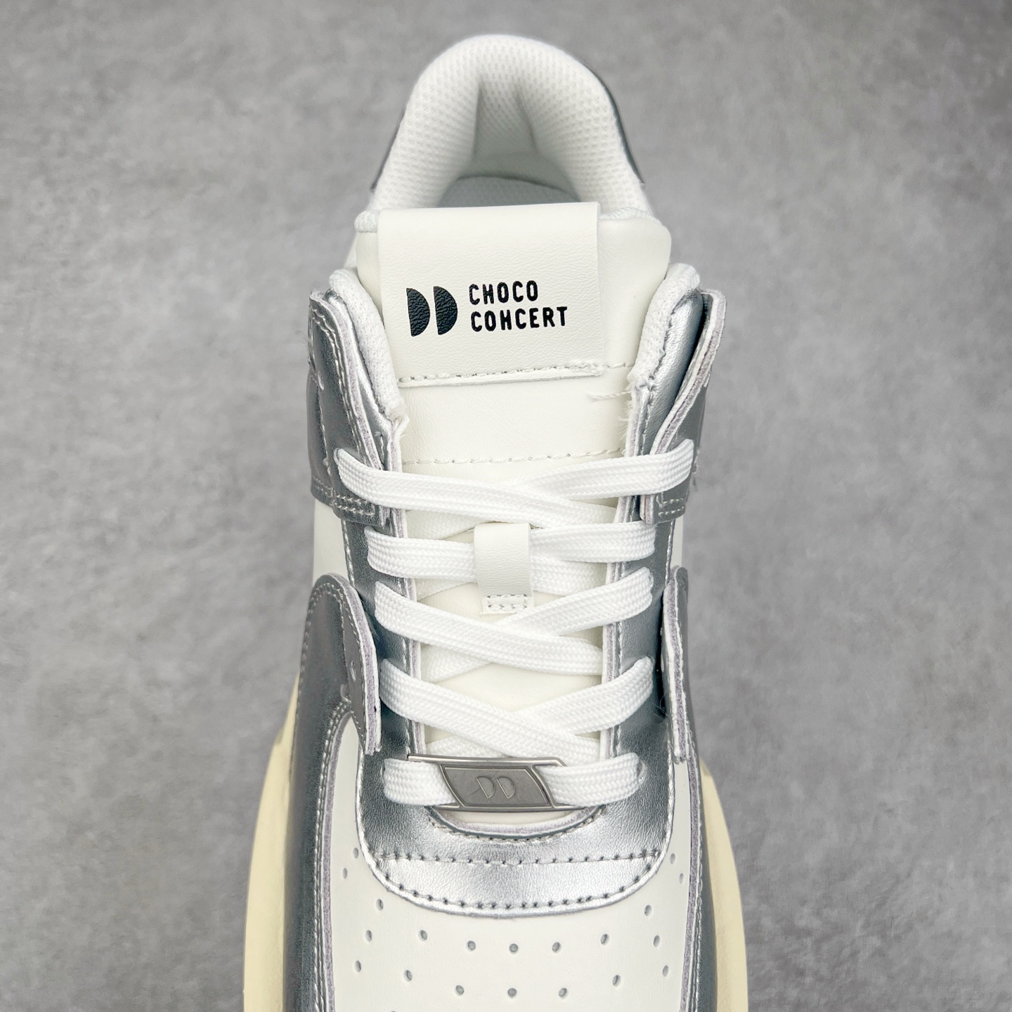 图片[5]-CHOCO CONCERT 牛皮圆方不对称球鞋低帮 时尚板鞋 男女同款 品牌延续“对常识的再思考”概念，全新释出活力多彩“APAIR OFCOURT SERIES”圆方球鞋系列，解读东方文化中身体与服饰的微妙联系，以解构、重塑、置换等方式突破平庸日常桎梏，玩趣诠释左右脚不对称风格的新方式，强势加入经典“COURT”风格的多彩活力与运动基因，以此为创造力媒介，探索运动时装的多重呈现。CHOCO CONCERT是一个立足于当前文化的时尚鞋履品牌，一直致力为人们解决多种场景通搭与时尚兼具的生活需求，在风格上追求个性化实用主义。我们希望将品牌对过去、现在和未来的关于生活及美学的思考，融入进鞋履设计中，始终坚持选用高品质材料和制作工艺，为人们提供卓越的穿着体验。尺码：35 36 37 38 39 40 41 42 43 44 45-选品中心