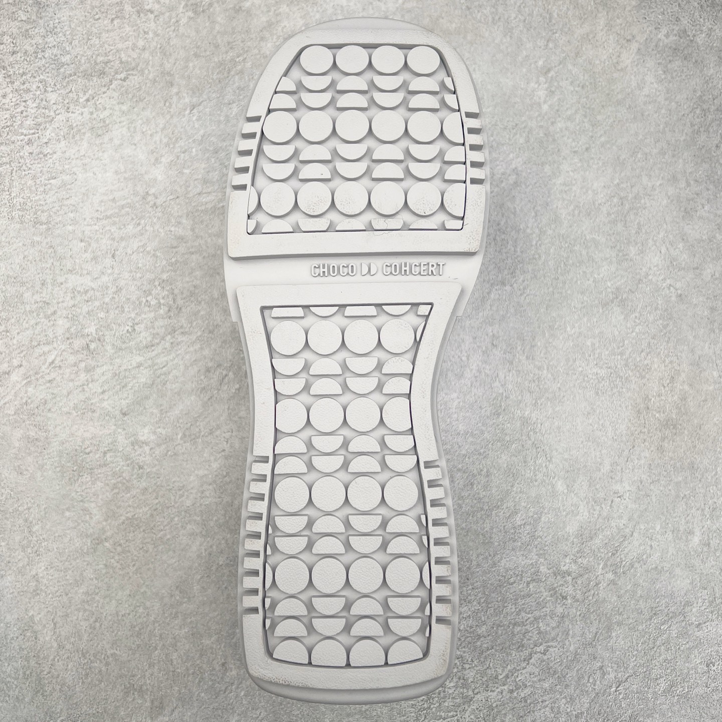 图片[9]-CHOCO CONCERT 牛皮圆方不对称球鞋低帮 时尚板鞋 男女同款 品牌延续“对常识的再思考”概念，全新释出活力多彩“APAIR OFCOURT SERIES”圆方球鞋系列，解读东方文化中身体与服饰的微妙联系，以解构、重塑、置换等方式突破平庸日常桎梏，玩趣诠释左右脚不对称风格的新方式，强势加入经典“COURT”风格的多彩活力与运动基因，以此为创造力媒介，探索运动时装的多重呈现。CHOCO CONCERT是一个立足于当前文化的时尚鞋履品牌，一直致力为人们解决多种场景通搭与时尚兼具的生活需求，在风格上追求个性化实用主义。我们希望将品牌对过去、现在和未来的关于生活及美学的思考，融入进鞋履设计中，始终坚持选用高品质材料和制作工艺，为人们提供卓越的穿着体验。尺码：35 36 37 38 39 40 41 42 43 44 45-选品中心