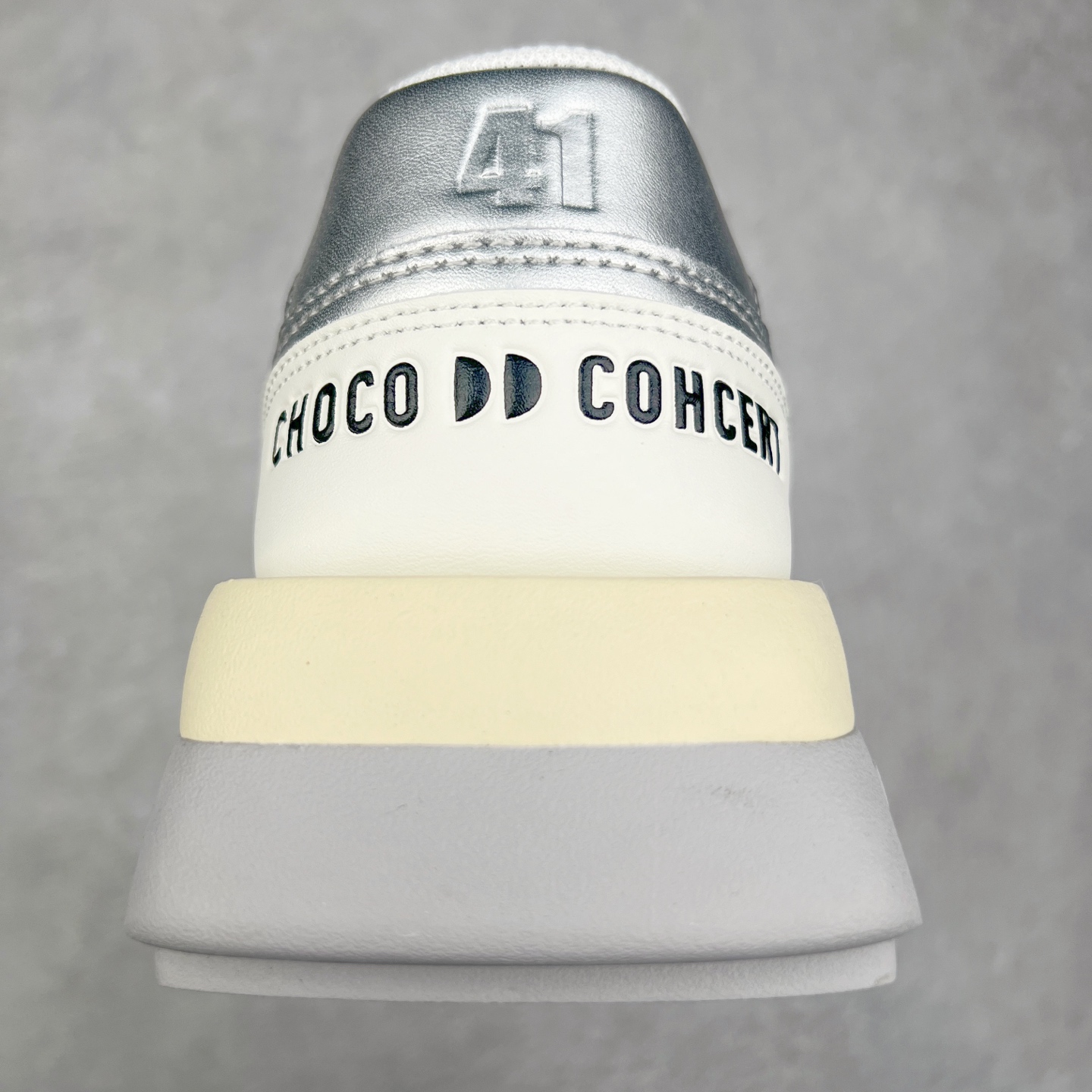 图片[8]-CHOCO CONCERT 牛皮圆方不对称球鞋低帮 时尚板鞋 男女同款 品牌延续“对常识的再思考”概念，全新释出活力多彩“APAIR OFCOURT SERIES”圆方球鞋系列，解读东方文化中身体与服饰的微妙联系，以解构、重塑、置换等方式突破平庸日常桎梏，玩趣诠释左右脚不对称风格的新方式，强势加入经典“COURT”风格的多彩活力与运动基因，以此为创造力媒介，探索运动时装的多重呈现。CHOCO CONCERT是一个立足于当前文化的时尚鞋履品牌，一直致力为人们解决多种场景通搭与时尚兼具的生活需求，在风格上追求个性化实用主义。我们希望将品牌对过去、现在和未来的关于生活及美学的思考，融入进鞋履设计中，始终坚持选用高品质材料和制作工艺，为人们提供卓越的穿着体验。尺码：35 36 37 38 39 40 41 42 43 44 45-选品中心