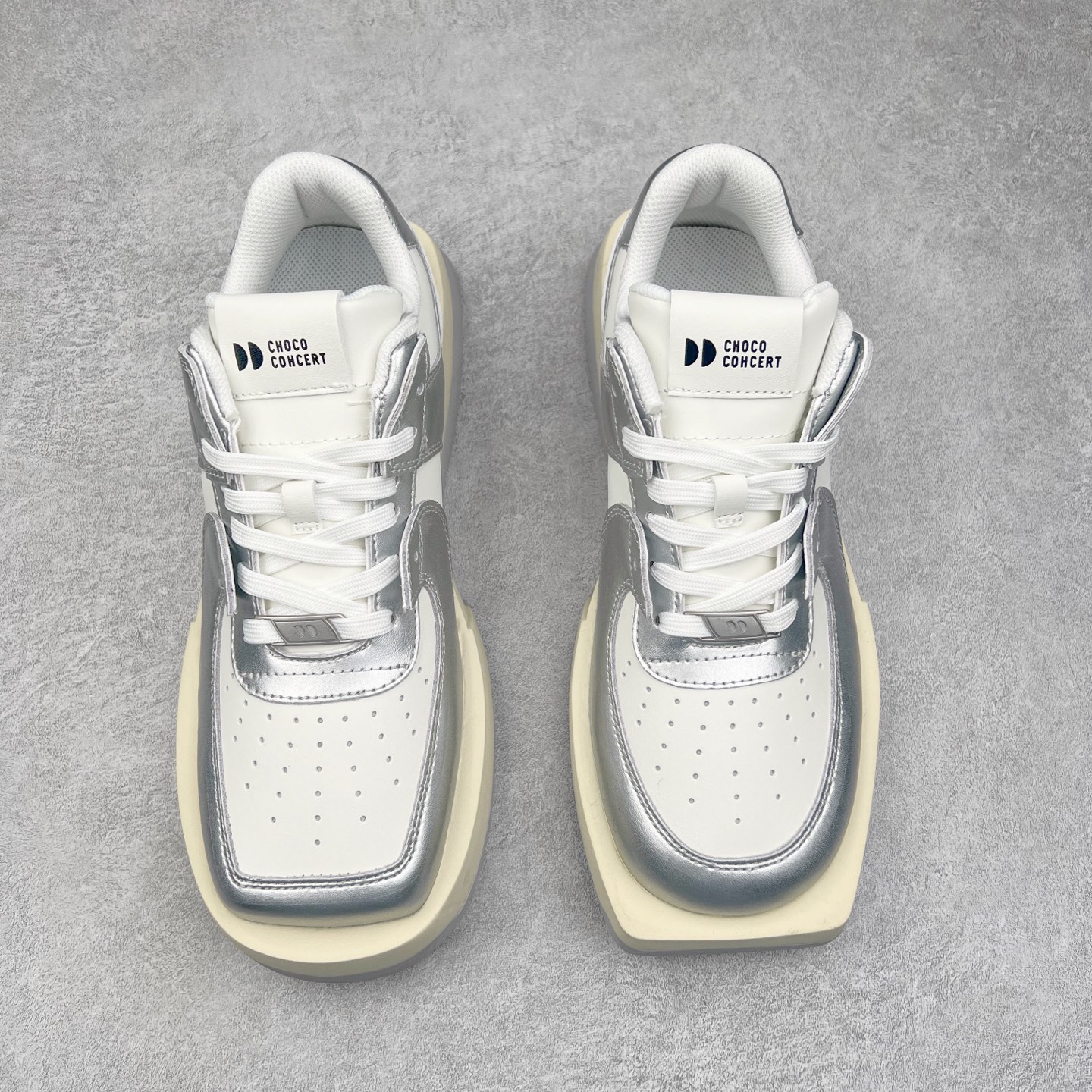图片[2]-CHOCO CONCERT 牛皮圆方不对称球鞋低帮 时尚板鞋 男女同款 品牌延续“对常识的再思考”概念，全新释出活力多彩“APAIR OFCOURT SERIES”圆方球鞋系列，解读东方文化中身体与服饰的微妙联系，以解构、重塑、置换等方式突破平庸日常桎梏，玩趣诠释左右脚不对称风格的新方式，强势加入经典“COURT”风格的多彩活力与运动基因，以此为创造力媒介，探索运动时装的多重呈现。CHOCO CONCERT是一个立足于当前文化的时尚鞋履品牌，一直致力为人们解决多种场景通搭与时尚兼具的生活需求，在风格上追求个性化实用主义。我们希望将品牌对过去、现在和未来的关于生活及美学的思考，融入进鞋履设计中，始终坚持选用高品质材料和制作工艺，为人们提供卓越的穿着体验。尺码：35 36 37 38 39 40 41 42 43 44 45-选品中心
