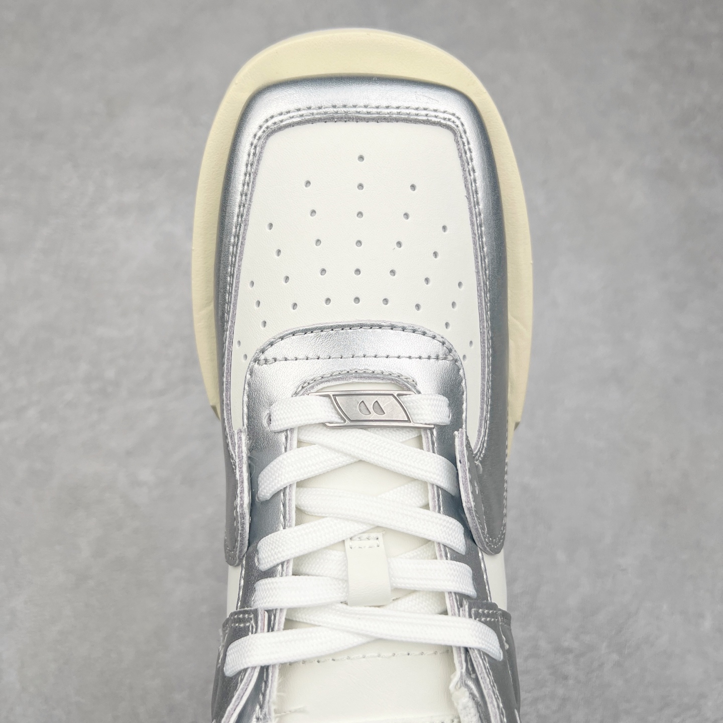 图片[4]-CHOCO CONCERT 牛皮圆方不对称球鞋低帮 时尚板鞋 男女同款 品牌延续“对常识的再思考”概念，全新释出活力多彩“APAIR OFCOURT SERIES”圆方球鞋系列，解读东方文化中身体与服饰的微妙联系，以解构、重塑、置换等方式突破平庸日常桎梏，玩趣诠释左右脚不对称风格的新方式，强势加入经典“COURT”风格的多彩活力与运动基因，以此为创造力媒介，探索运动时装的多重呈现。CHOCO CONCERT是一个立足于当前文化的时尚鞋履品牌，一直致力为人们解决多种场景通搭与时尚兼具的生活需求，在风格上追求个性化实用主义。我们希望将品牌对过去、现在和未来的关于生活及美学的思考，融入进鞋履设计中，始终坚持选用高品质材料和制作工艺，为人们提供卓越的穿着体验。尺码：35 36 37 38 39 40 41 42 43 44 45-选品中心