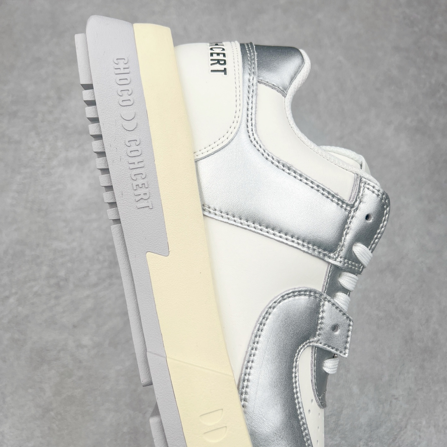 图片[6]-CHOCO CONCERT 牛皮圆方不对称球鞋低帮 时尚板鞋 男女同款 品牌延续“对常识的再思考”概念，全新释出活力多彩“APAIR OFCOURT SERIES”圆方球鞋系列，解读东方文化中身体与服饰的微妙联系，以解构、重塑、置换等方式突破平庸日常桎梏，玩趣诠释左右脚不对称风格的新方式，强势加入经典“COURT”风格的多彩活力与运动基因，以此为创造力媒介，探索运动时装的多重呈现。CHOCO CONCERT是一个立足于当前文化的时尚鞋履品牌，一直致力为人们解决多种场景通搭与时尚兼具的生活需求，在风格上追求个性化实用主义。我们希望将品牌对过去、现在和未来的关于生活及美学的思考，融入进鞋履设计中，始终坚持选用高品质材料和制作工艺，为人们提供卓越的穿着体验。尺码：35 36 37 38 39 40 41 42 43 44 45-选品中心