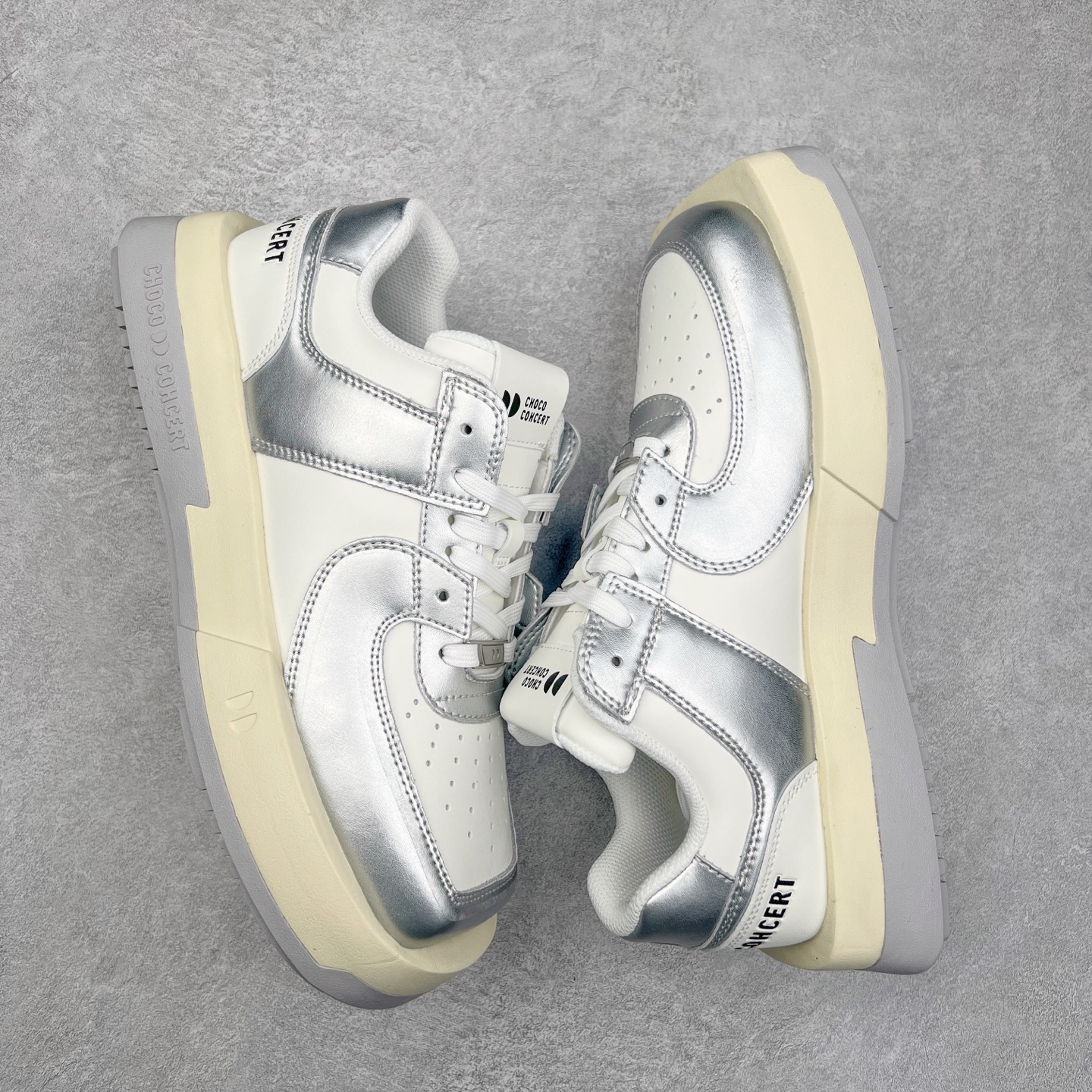 图片[3]-CHOCO CONCERT 牛皮圆方不对称球鞋低帮 时尚板鞋 男女同款 品牌延续“对常识的再思考”概念，全新释出活力多彩“APAIR OFCOURT SERIES”圆方球鞋系列，解读东方文化中身体与服饰的微妙联系，以解构、重塑、置换等方式突破平庸日常桎梏，玩趣诠释左右脚不对称风格的新方式，强势加入经典“COURT”风格的多彩活力与运动基因，以此为创造力媒介，探索运动时装的多重呈现。CHOCO CONCERT是一个立足于当前文化的时尚鞋履品牌，一直致力为人们解决多种场景通搭与时尚兼具的生活需求，在风格上追求个性化实用主义。我们希望将品牌对过去、现在和未来的关于生活及美学的思考，融入进鞋履设计中，始终坚持选用高品质材料和制作工艺，为人们提供卓越的穿着体验。尺码：35 36 37 38 39 40 41 42 43 44 45-选品中心