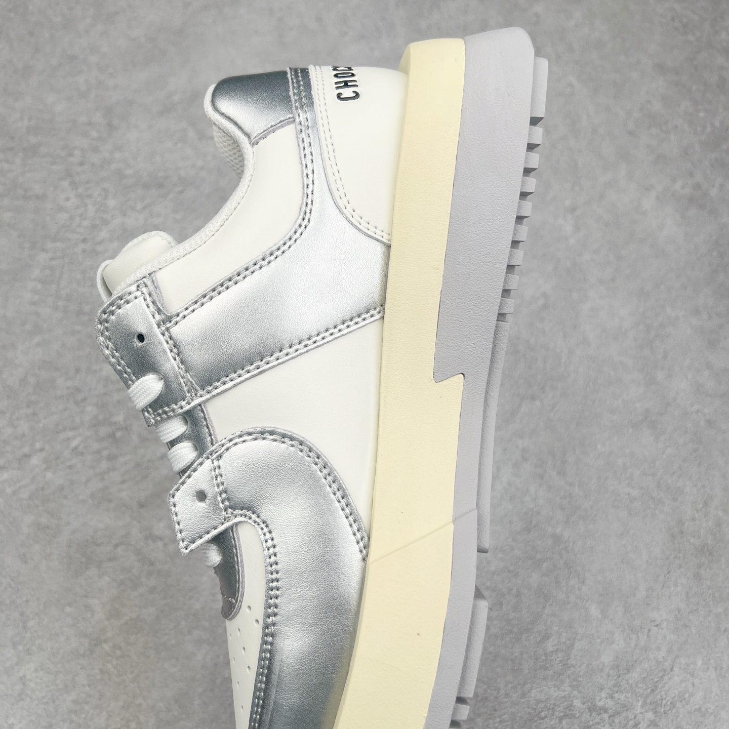 图片[7]-CHOCO CONCERT 牛皮圆方不对称球鞋低帮 时尚板鞋 男女同款 品牌延续“对常识的再思考”概念，全新释出活力多彩“APAIR OFCOURT SERIES”圆方球鞋系列，解读东方文化中身体与服饰的微妙联系，以解构、重塑、置换等方式突破平庸日常桎梏，玩趣诠释左右脚不对称风格的新方式，强势加入经典“COURT”风格的多彩活力与运动基因，以此为创造力媒介，探索运动时装的多重呈现。CHOCO CONCERT是一个立足于当前文化的时尚鞋履品牌，一直致力为人们解决多种场景通搭与时尚兼具的生活需求，在风格上追求个性化实用主义。我们希望将品牌对过去、现在和未来的关于生活及美学的思考，融入进鞋履设计中，始终坚持选用高品质材料和制作工艺，为人们提供卓越的穿着体验。尺码：35 36 37 38 39 40 41 42 43 44 45-选品中心