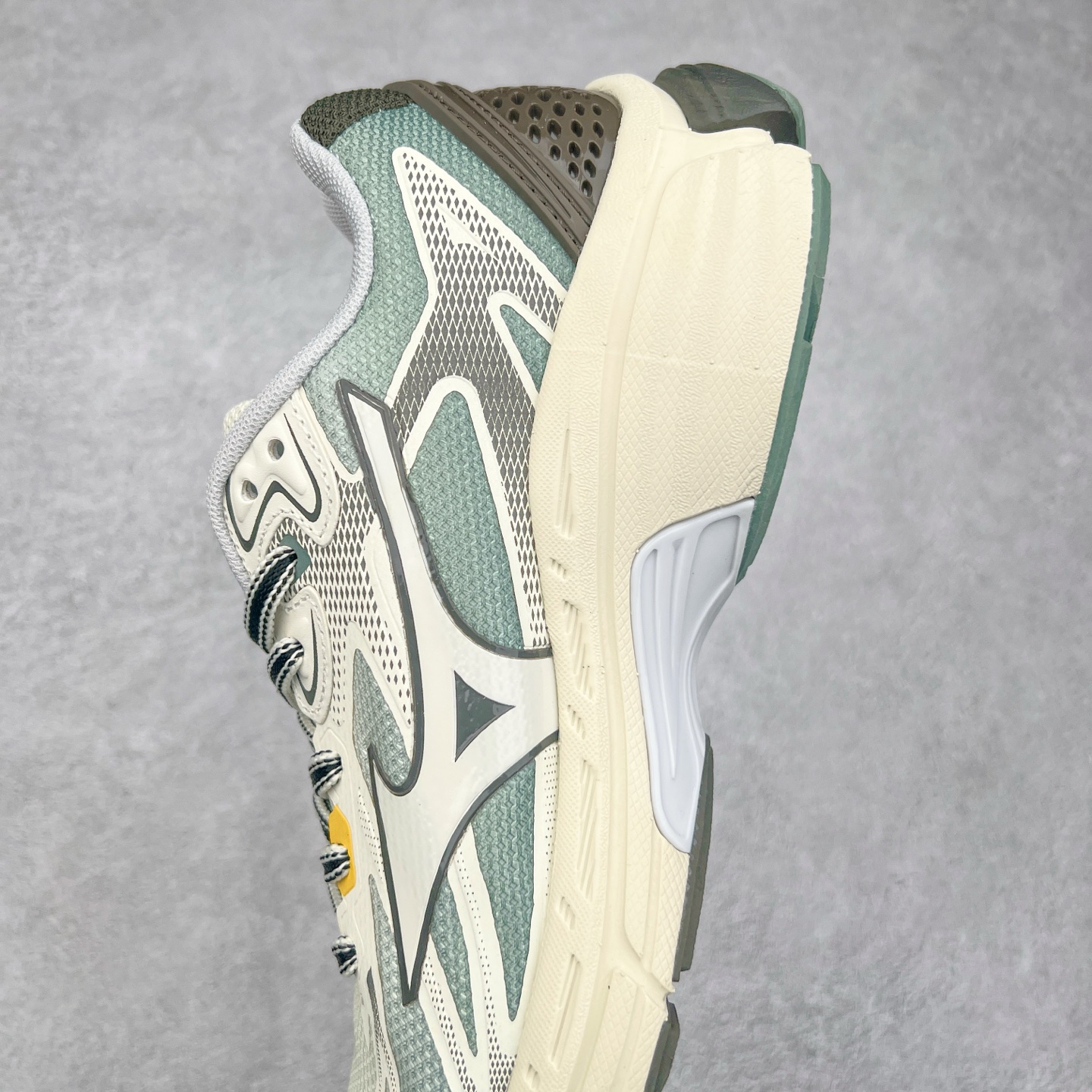 图片[7]-Mizuno Speed 2K 美津浓复古厚底织物合成革防滑耐磨透气低帮休闲跑步鞋 美津浓（Mizuno）是日本美津浓株式会社于1906年创立的运动品牌，经过一个多世纪的不断努力现已成为世界著名的运动器具、服装和鞋类生产商。美津浓力求服务于各类运动项目，并竭力使运动生活更加愉快和振奋。产品种类齐全，覆盖几乎全部主要运动项目，达到30万多个品类。尺码：36 36.5 37.5 38 38.5 39 40 40.5 41 42 42.5 43 44 44.5 45-选品中心