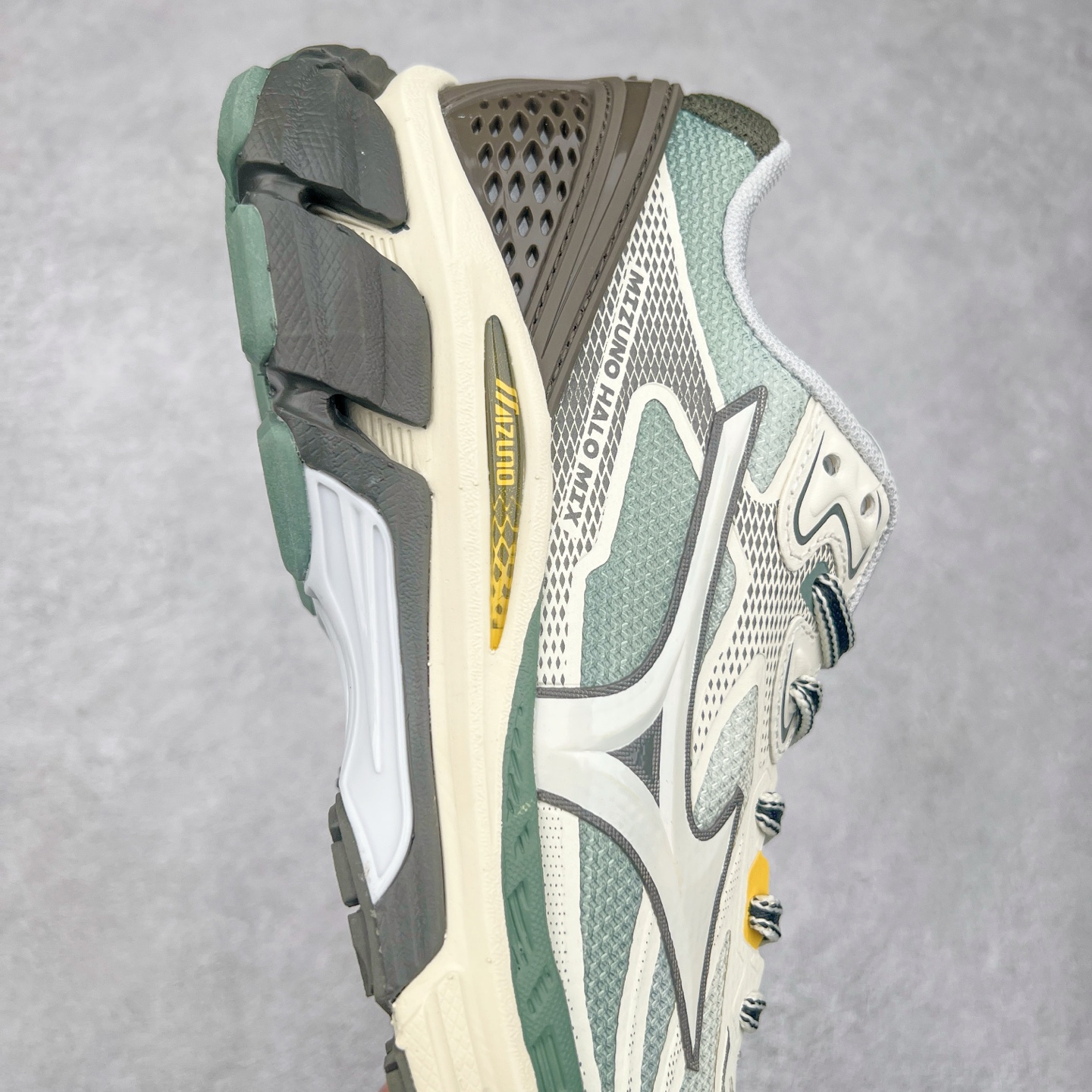 图片[6]-Mizuno Speed 2K 美津浓复古厚底织物合成革防滑耐磨透气低帮休闲跑步鞋 美津浓（Mizuno）是日本美津浓株式会社于1906年创立的运动品牌，经过一个多世纪的不断努力现已成为世界著名的运动器具、服装和鞋类生产商。美津浓力求服务于各类运动项目，并竭力使运动生活更加愉快和振奋。产品种类齐全，覆盖几乎全部主要运动项目，达到30万多个品类。尺码：36 36.5 37.5 38 38.5 39 40 40.5 41 42 42.5 43 44 44.5 45-选品中心