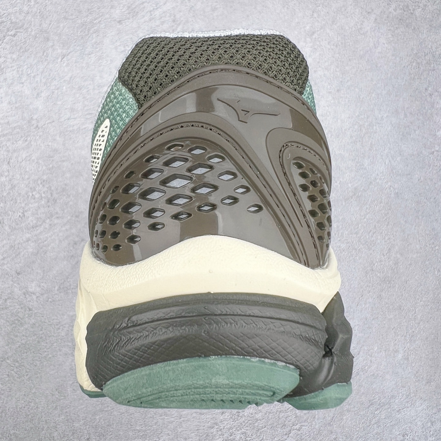 图片[8]-Mizuno Speed 2K 美津浓复古厚底织物合成革防滑耐磨透气低帮休闲跑步鞋 美津浓（Mizuno）是日本美津浓株式会社于1906年创立的运动品牌，经过一个多世纪的不断努力现已成为世界著名的运动器具、服装和鞋类生产商。美津浓力求服务于各类运动项目，并竭力使运动生活更加愉快和振奋。产品种类齐全，覆盖几乎全部主要运动项目，达到30万多个品类。尺码：36 36.5 37.5 38 38.5 39 40 40.5 41 42 42.5 43 44 44.5 45-选品中心