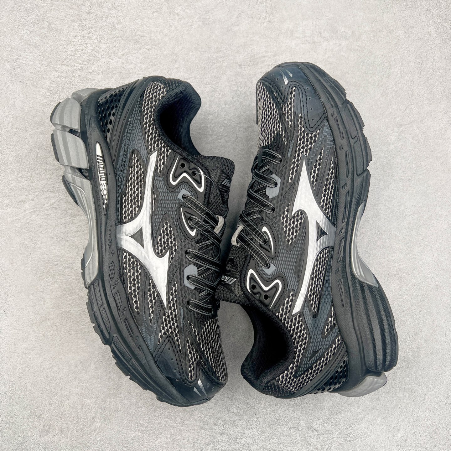 图片[3]-Mizuno Speed 2K 美津浓复古厚底织物合成革防滑耐磨透气低帮休闲跑步鞋 美津浓（Mizuno）是日本美津浓株式会社于1906年创立的运动品牌，经过一个多世纪的不断努力现已成为世界著名的运动器具、服装和鞋类生产商。美津浓力求服务于各类运动项目，并竭力使运动生活更加愉快和振奋。产品种类齐全，覆盖几乎全部主要运动项目，达到30万多个品类。尺码：36 36.5 37.5 38 38.5 39 40 40.5 41 42 42.5 43 44 44.5 45-选品中心