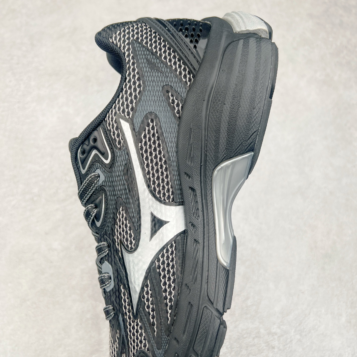 图片[7]-Mizuno Speed 2K 美津浓复古厚底织物合成革防滑耐磨透气低帮休闲跑步鞋 美津浓（Mizuno）是日本美津浓株式会社于1906年创立的运动品牌，经过一个多世纪的不断努力现已成为世界著名的运动器具、服装和鞋类生产商。美津浓力求服务于各类运动项目，并竭力使运动生活更加愉快和振奋。产品种类齐全，覆盖几乎全部主要运动项目，达到30万多个品类。尺码：36 36.5 37.5 38 38.5 39 40 40.5 41 42 42.5 43 44 44.5 45-选品中心