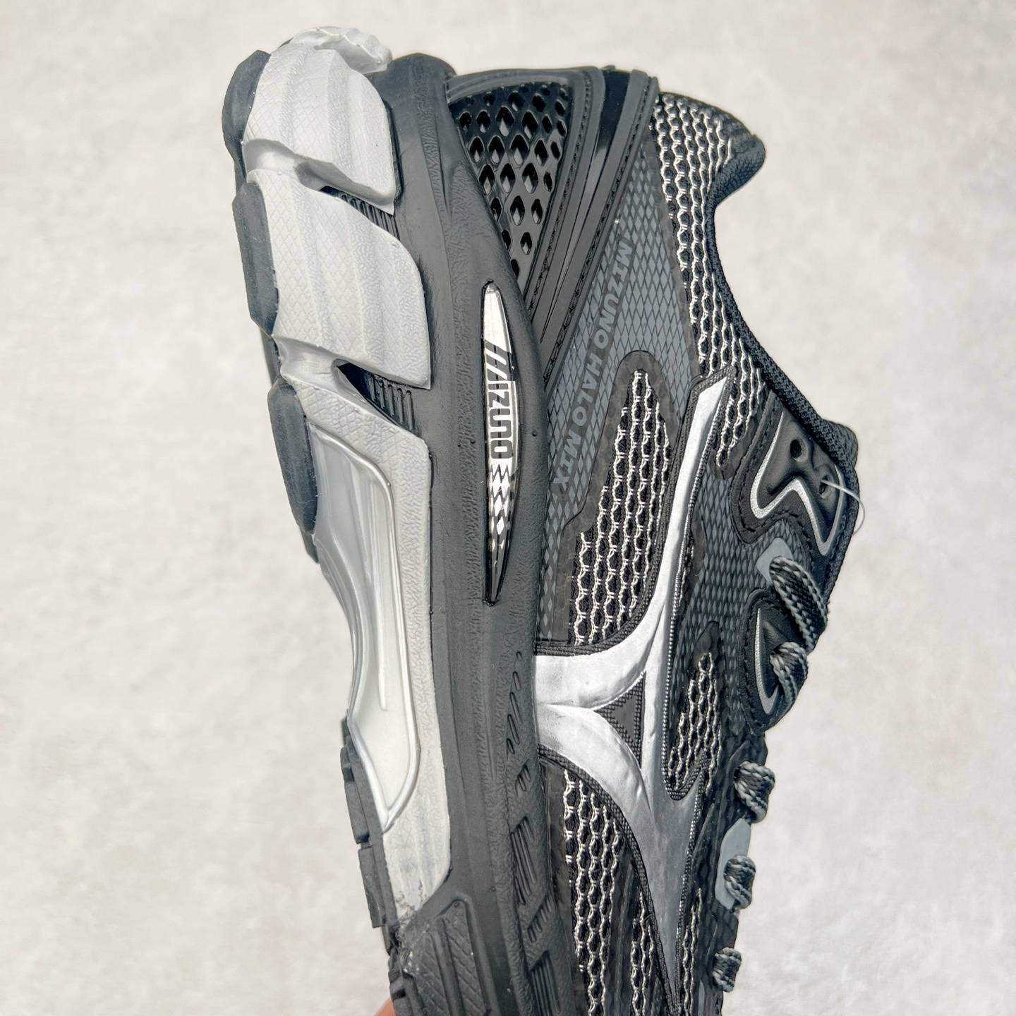 图片[6]-Mizuno Speed 2K 美津浓复古厚底织物合成革防滑耐磨透气低帮休闲跑步鞋 美津浓（Mizuno）是日本美津浓株式会社于1906年创立的运动品牌，经过一个多世纪的不断努力现已成为世界著名的运动器具、服装和鞋类生产商。美津浓力求服务于各类运动项目，并竭力使运动生活更加愉快和振奋。产品种类齐全，覆盖几乎全部主要运动项目，达到30万多个品类。尺码：36 36.5 37.5 38 38.5 39 40 40.5 41 42 42.5 43 44 44.5 45-选品中心