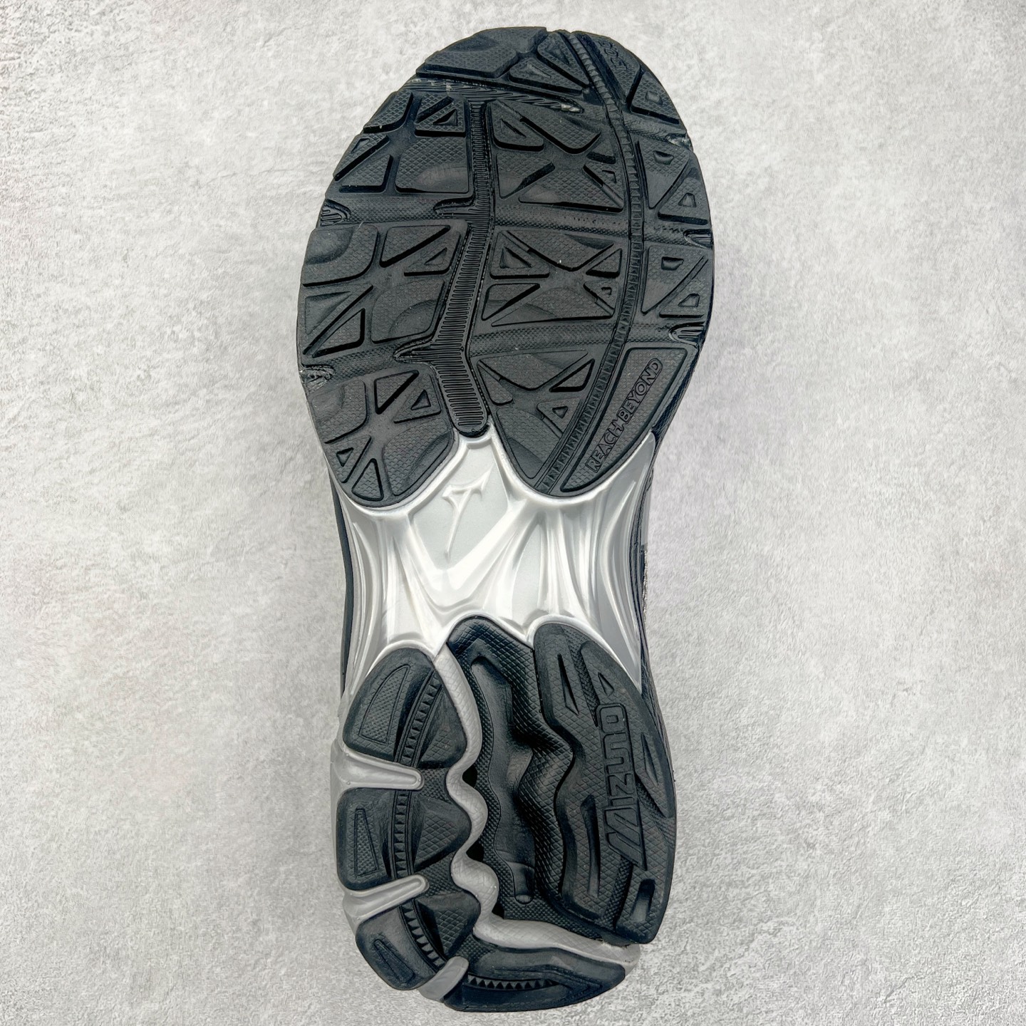 图片[9]-Mizuno Speed 2K 美津浓复古厚底织物合成革防滑耐磨透气低帮休闲跑步鞋 美津浓（Mizuno）是日本美津浓株式会社于1906年创立的运动品牌，经过一个多世纪的不断努力现已成为世界著名的运动器具、服装和鞋类生产商。美津浓力求服务于各类运动项目，并竭力使运动生活更加愉快和振奋。产品种类齐全，覆盖几乎全部主要运动项目，达到30万多个品类。尺码：36 36.5 37.5 38 38.5 39 40 40.5 41 42 42.5 43 44 44.5 45-选品中心