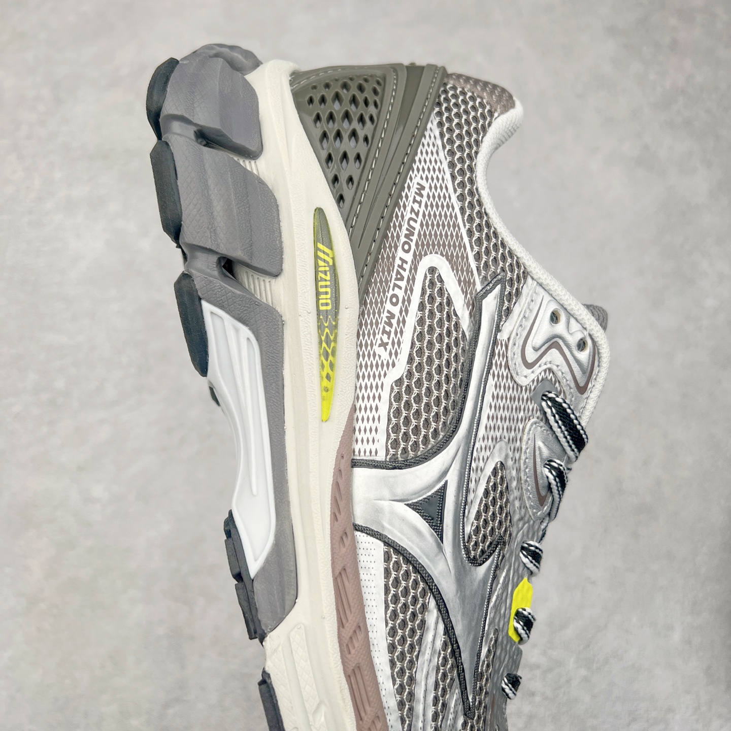 图片[6]-Mizuno Speed 2K 美津浓复古厚底织物合成革防滑耐磨透气低帮休闲跑步鞋 美津浓（Mizuno）是日本美津浓株式会社于1906年创立的运动品牌，经过一个多世纪的不断努力现已成为世界著名的运动器具、服装和鞋类生产商。美津浓力求服务于各类运动项目，并竭力使运动生活更加愉快和振奋。产品种类齐全，覆盖几乎全部主要运动项目，达到30万多个品类。尺码：36 36.5 37.5 38 38.5 39 40 40.5 41 42 42.5 43 44 44.5 45-选品中心