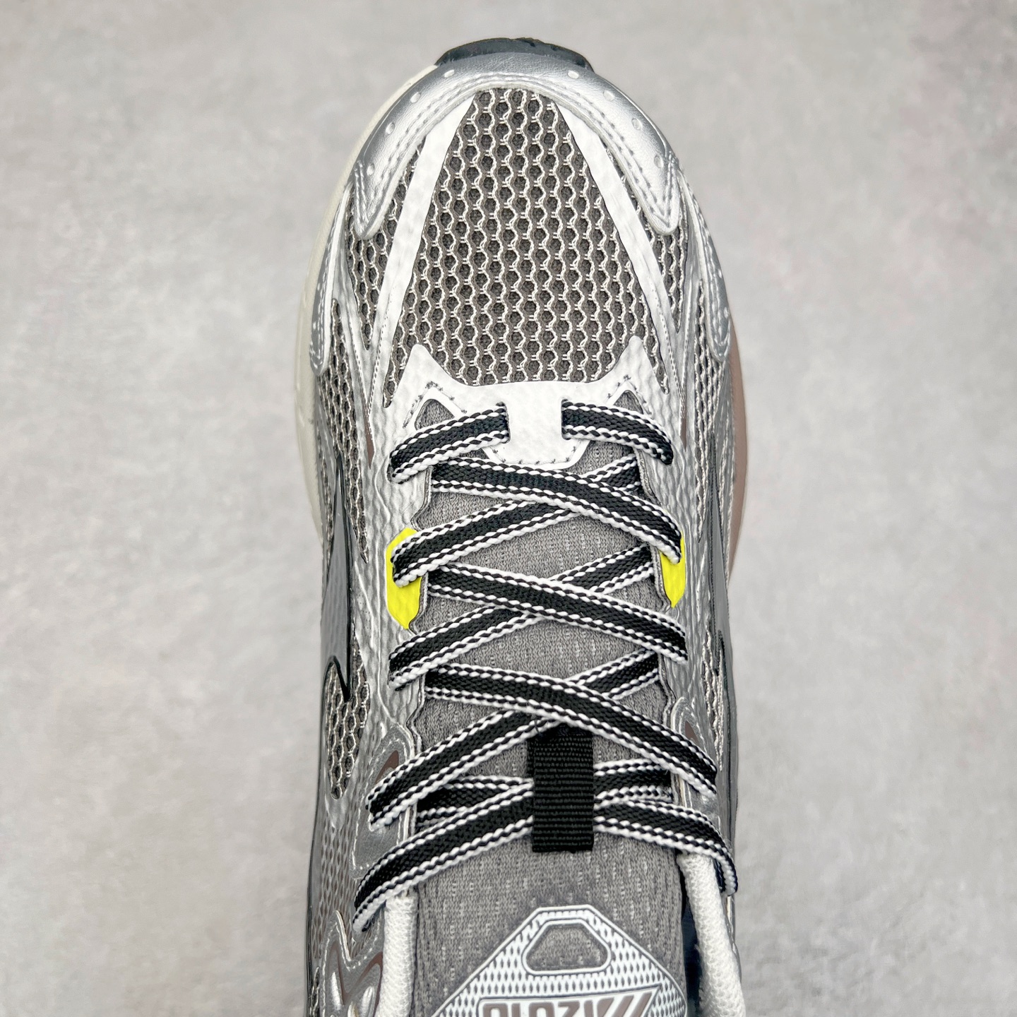 图片[4]-Mizuno Speed 2K 美津浓复古厚底织物合成革防滑耐磨透气低帮休闲跑步鞋 美津浓（Mizuno）是日本美津浓株式会社于1906年创立的运动品牌，经过一个多世纪的不断努力现已成为世界著名的运动器具、服装和鞋类生产商。美津浓力求服务于各类运动项目，并竭力使运动生活更加愉快和振奋。产品种类齐全，覆盖几乎全部主要运动项目，达到30万多个品类。尺码：36 36.5 37.5 38 38.5 39 40 40.5 41 42 42.5 43 44 44.5 45-选品中心