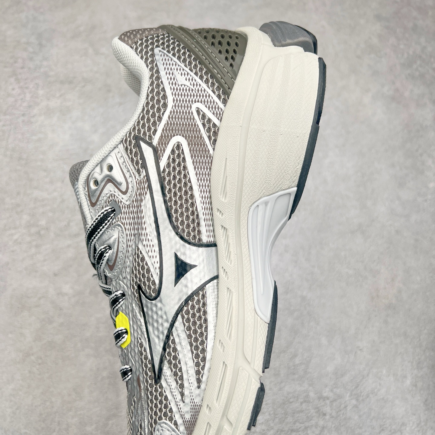 图片[7]-Mizuno Speed 2K 美津浓复古厚底织物合成革防滑耐磨透气低帮休闲跑步鞋 美津浓（Mizuno）是日本美津浓株式会社于1906年创立的运动品牌，经过一个多世纪的不断努力现已成为世界著名的运动器具、服装和鞋类生产商。美津浓力求服务于各类运动项目，并竭力使运动生活更加愉快和振奋。产品种类齐全，覆盖几乎全部主要运动项目，达到30万多个品类。尺码：36 36.5 37.5 38 38.5 39 40 40.5 41 42 42.5 43 44 44.5 45-选品中心