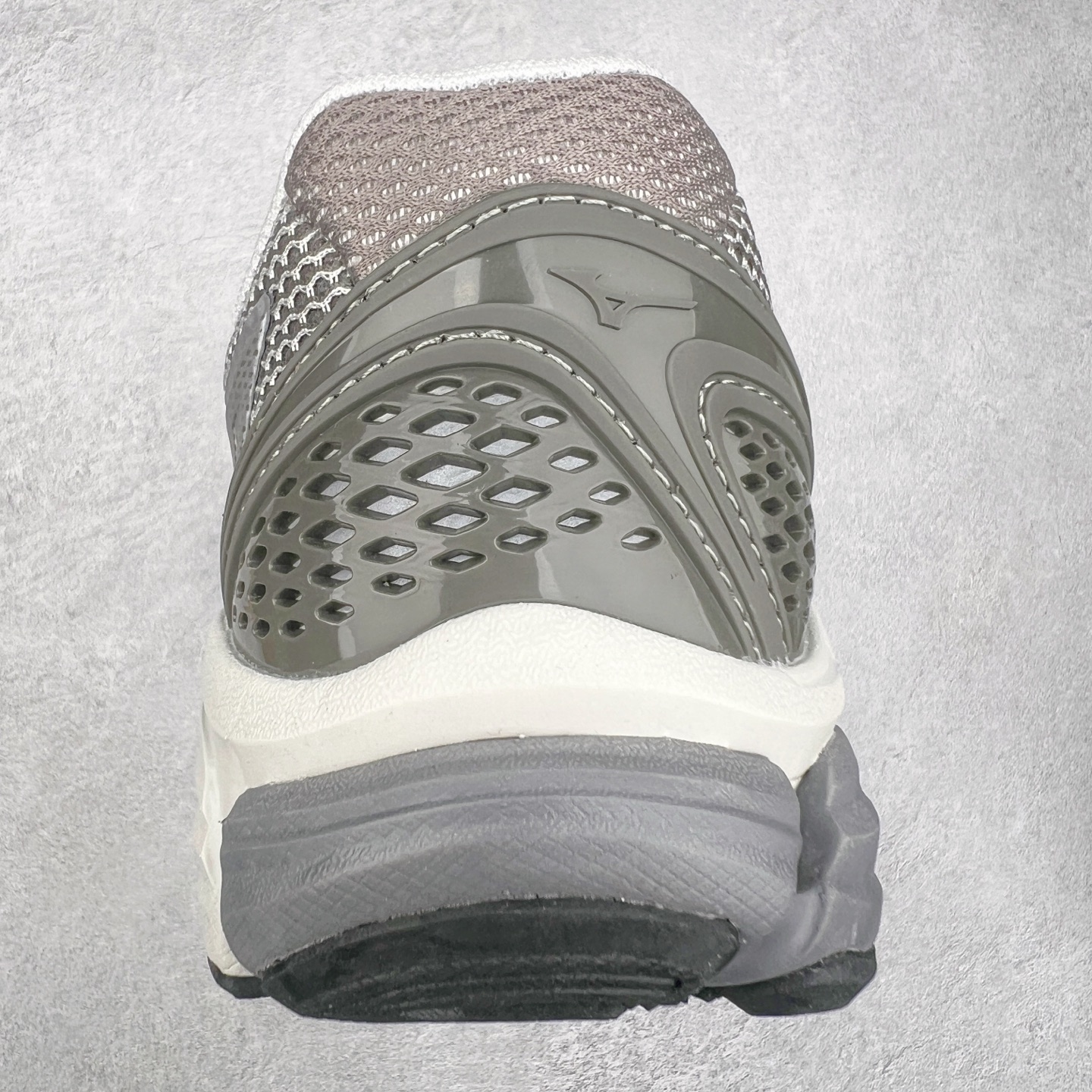 图片[8]-Mizuno Speed 2K 美津浓复古厚底织物合成革防滑耐磨透气低帮休闲跑步鞋 美津浓（Mizuno）是日本美津浓株式会社于1906年创立的运动品牌，经过一个多世纪的不断努力现已成为世界著名的运动器具、服装和鞋类生产商。美津浓力求服务于各类运动项目，并竭力使运动生活更加愉快和振奋。产品种类齐全，覆盖几乎全部主要运动项目，达到30万多个品类。尺码：36 36.5 37.5 38 38.5 39 40 40.5 41 42 42.5 43 44 44.5 45-选品中心