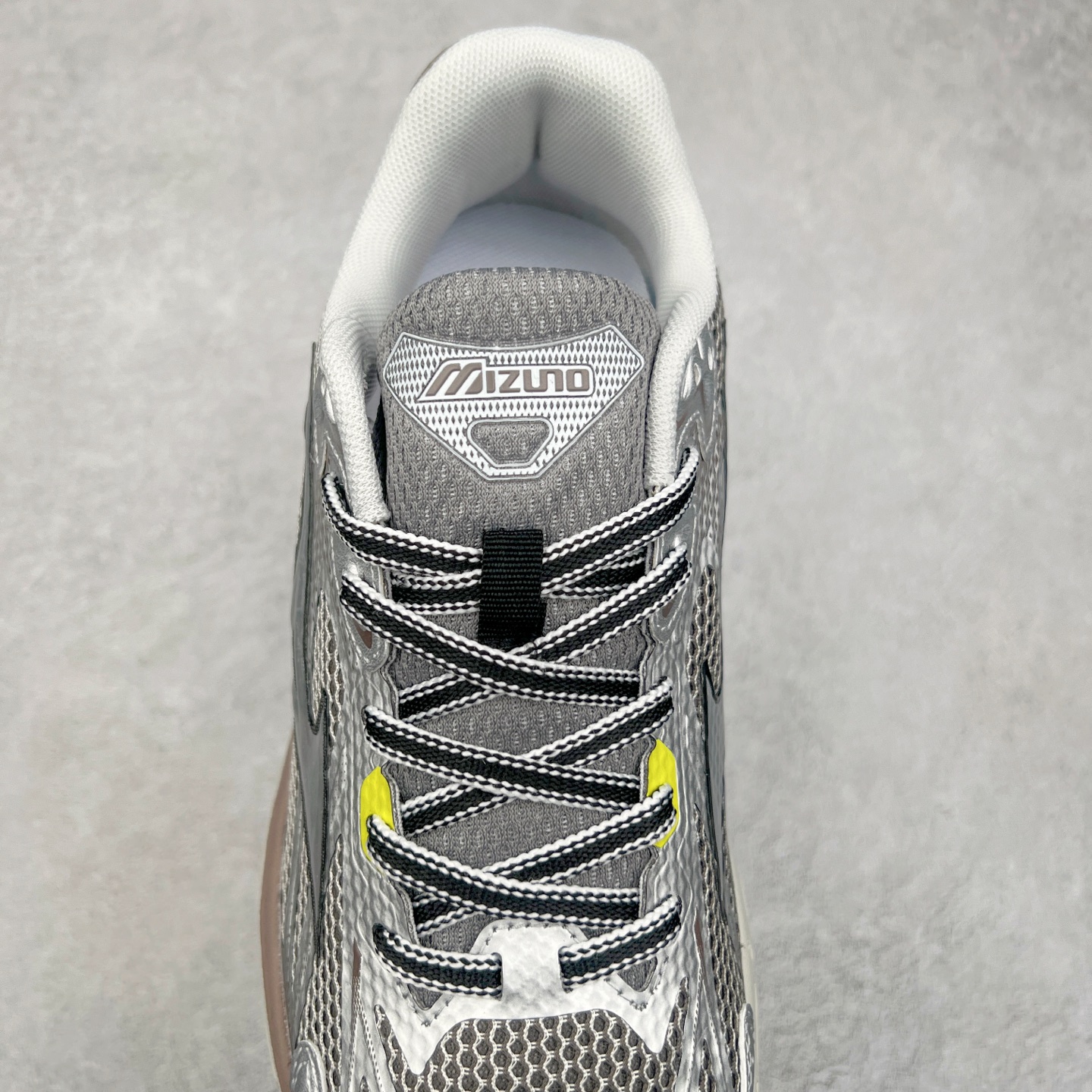 图片[5]-Mizuno Speed 2K 美津浓复古厚底织物合成革防滑耐磨透气低帮休闲跑步鞋 美津浓（Mizuno）是日本美津浓株式会社于1906年创立的运动品牌，经过一个多世纪的不断努力现已成为世界著名的运动器具、服装和鞋类生产商。美津浓力求服务于各类运动项目，并竭力使运动生活更加愉快和振奋。产品种类齐全，覆盖几乎全部主要运动项目，达到30万多个品类。尺码：36 36.5 37.5 38 38.5 39 40 40.5 41 42 42.5 43 44 44.5 45-选品中心