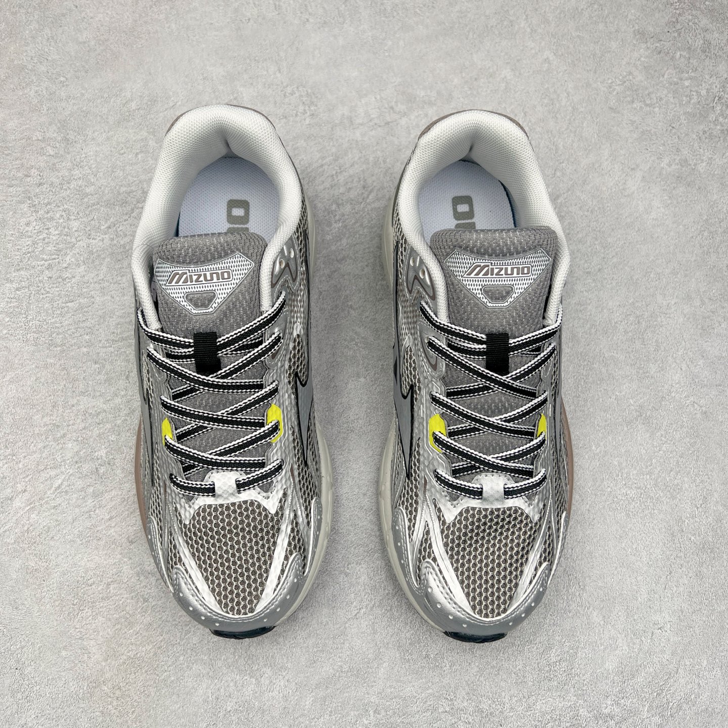 图片[2]-Mizuno Speed 2K 美津浓复古厚底织物合成革防滑耐磨透气低帮休闲跑步鞋 美津浓（Mizuno）是日本美津浓株式会社于1906年创立的运动品牌，经过一个多世纪的不断努力现已成为世界著名的运动器具、服装和鞋类生产商。美津浓力求服务于各类运动项目，并竭力使运动生活更加愉快和振奋。产品种类齐全，覆盖几乎全部主要运动项目，达到30万多个品类。尺码：36 36.5 37.5 38 38.5 39 40 40.5 41 42 42.5 43 44 44.5 45-选品中心