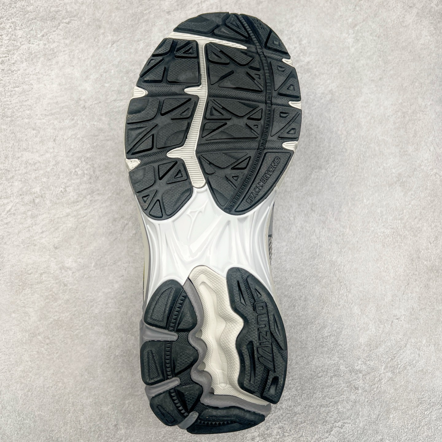 图片[9]-Mizuno Speed 2K 美津浓复古厚底织物合成革防滑耐磨透气低帮休闲跑步鞋 美津浓（Mizuno）是日本美津浓株式会社于1906年创立的运动品牌，经过一个多世纪的不断努力现已成为世界著名的运动器具、服装和鞋类生产商。美津浓力求服务于各类运动项目，并竭力使运动生活更加愉快和振奋。产品种类齐全，覆盖几乎全部主要运动项目，达到30万多个品类。尺码：36 36.5 37.5 38 38.5 39 40 40.5 41 42 42.5 43 44 44.5 45-选品中心