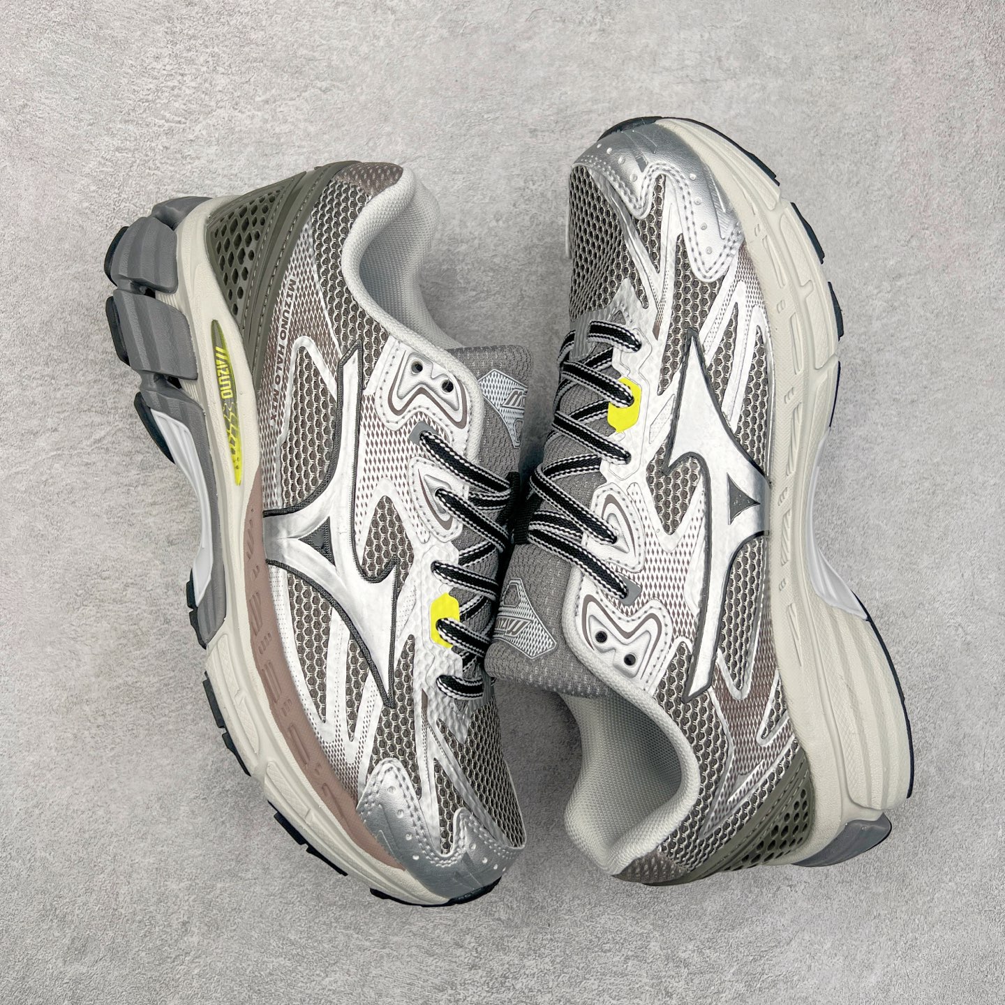 图片[3]-Mizuno Speed 2K 美津浓复古厚底织物合成革防滑耐磨透气低帮休闲跑步鞋 美津浓（Mizuno）是日本美津浓株式会社于1906年创立的运动品牌，经过一个多世纪的不断努力现已成为世界著名的运动器具、服装和鞋类生产商。美津浓力求服务于各类运动项目，并竭力使运动生活更加愉快和振奋。产品种类齐全，覆盖几乎全部主要运动项目，达到30万多个品类。尺码：36 36.5 37.5 38 38.5 39 40 40.5 41 42 42.5 43 44 44.5 45-选品中心