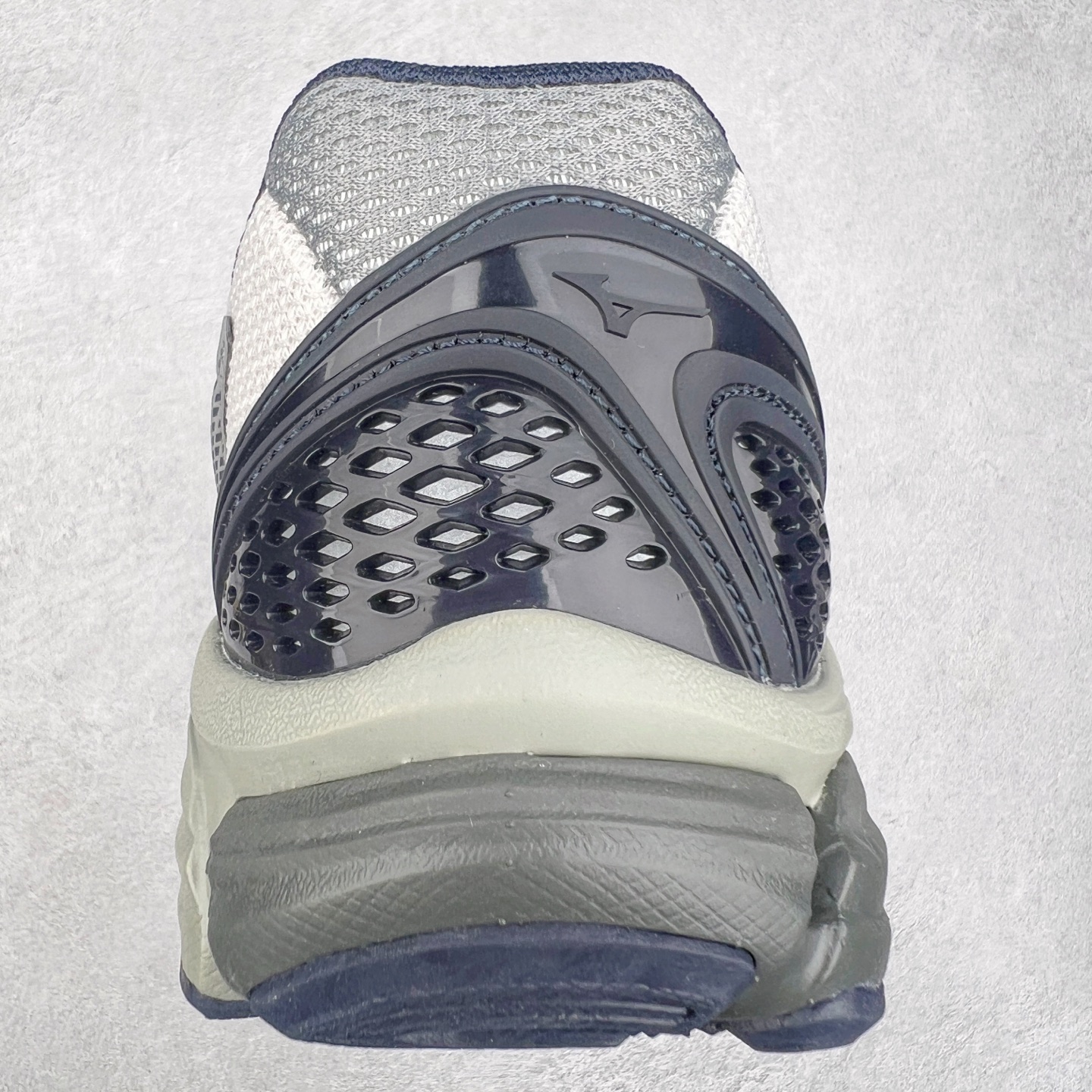 图片[8]-Mizuno Speed 2K 美津浓复古厚底织物合成革防滑耐磨透气低帮休闲跑步鞋 美津浓（Mizuno）是日本美津浓株式会社于1906年创立的运动品牌，经过一个多世纪的不断努力现已成为世界著名的运动器具、服装和鞋类生产商。美津浓力求服务于各类运动项目，并竭力使运动生活更加愉快和振奋。产品种类齐全，覆盖几乎全部主要运动项目，达到30万多个品类。尺码：36 36.5 37.5 38 38.5 39 40 40.5 41 42 42.5 43 44 44.5 45-选品中心