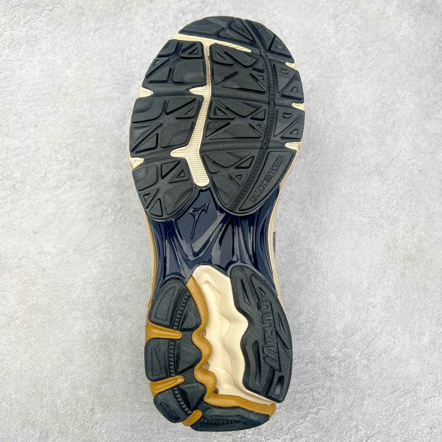 图片[9]-Mizuno Speed 2K 美津浓复古厚底织物合成革防滑耐磨透气低帮休闲跑步鞋 美津浓（Mizuno）是日本美津浓株式会社于1906年创立的运动品牌，经过一个多世纪的不断努力现已成为世界著名的运动器具、服装和鞋类生产商。美津浓力求服务于各类运动项目，并竭力使运动生活更加愉快和振奋。产品种类齐全，覆盖几乎全部主要运动项目，达到30万多个品类。尺码：36 36.5 37.5 38 38.5 39 40 40.5 41 42 42.5 43 44 44.5 45-选品中心