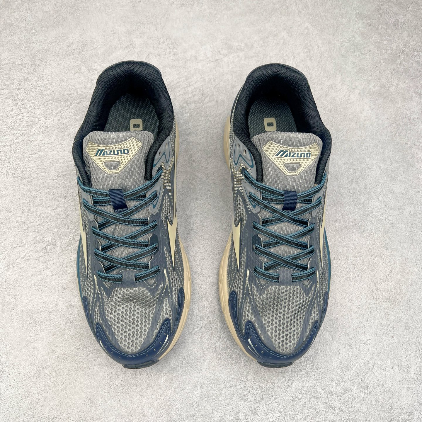 图片[2]-Mizuno Speed 2K 美津浓复古厚底织物合成革防滑耐磨透气低帮休闲跑步鞋 美津浓（Mizuno）是日本美津浓株式会社于1906年创立的运动品牌，经过一个多世纪的不断努力现已成为世界著名的运动器具、服装和鞋类生产商。美津浓力求服务于各类运动项目，并竭力使运动生活更加愉快和振奋。产品种类齐全，覆盖几乎全部主要运动项目，达到30万多个品类。尺码：36 36.5 37.5 38 38.5 39 40 40.5 41 42 42.5 43 44 44.5 45-选品中心