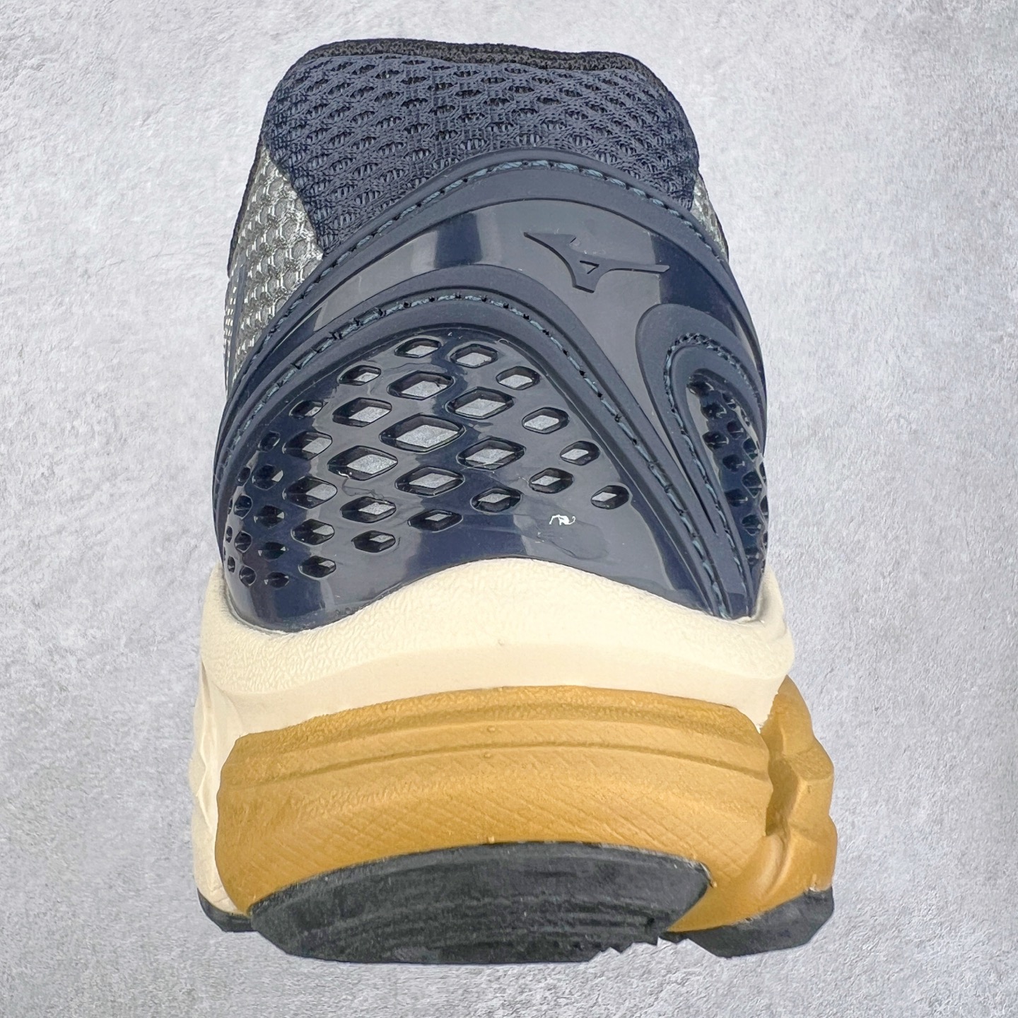 图片[8]-Mizuno Speed 2K 美津浓复古厚底织物合成革防滑耐磨透气低帮休闲跑步鞋 美津浓（Mizuno）是日本美津浓株式会社于1906年创立的运动品牌，经过一个多世纪的不断努力现已成为世界著名的运动器具、服装和鞋类生产商。美津浓力求服务于各类运动项目，并竭力使运动生活更加愉快和振奋。产品种类齐全，覆盖几乎全部主要运动项目，达到30万多个品类。尺码：36 36.5 37.5 38 38.5 39 40 40.5 41 42 42.5 43 44 44.5 45-选品中心