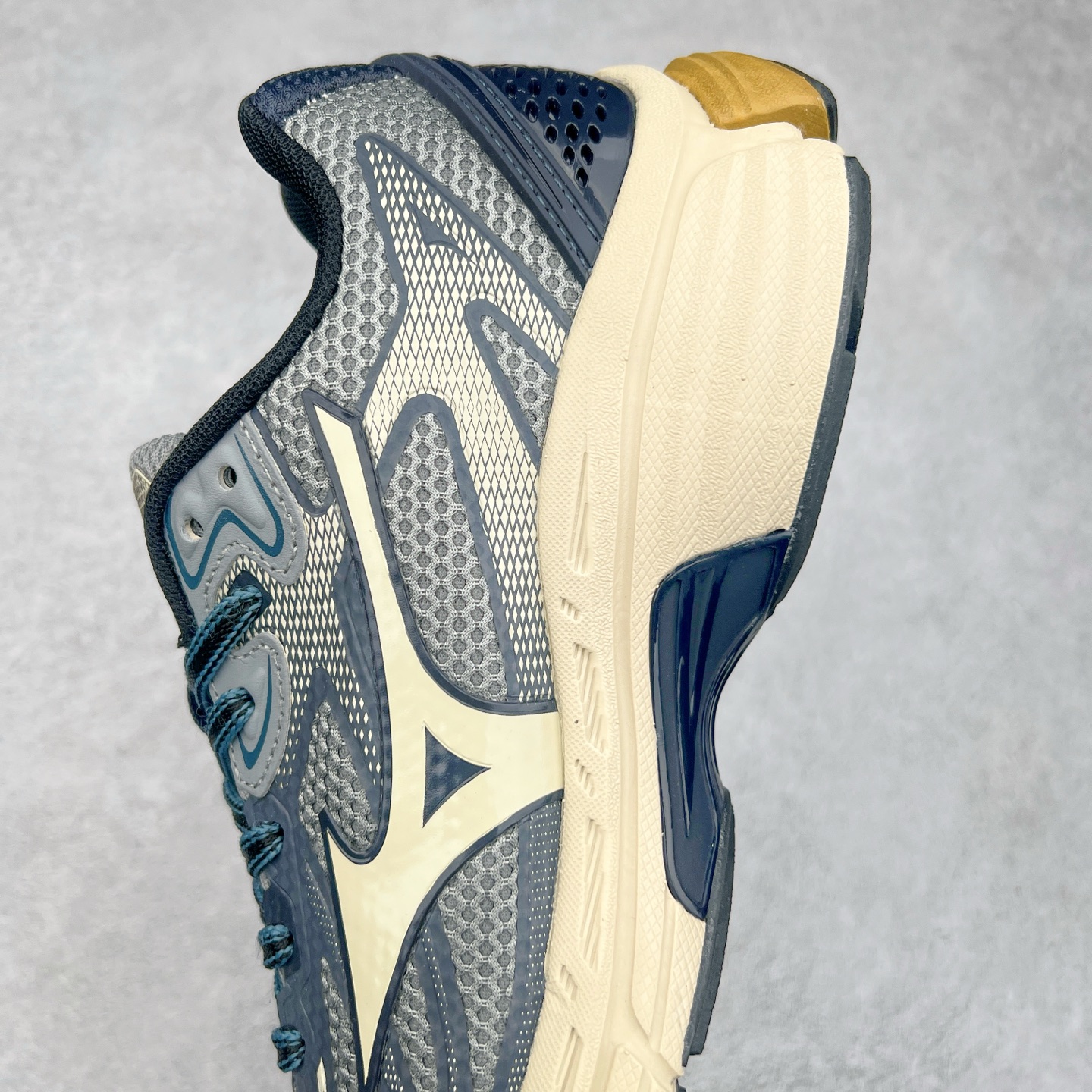 图片[7]-Mizuno Speed 2K 美津浓复古厚底织物合成革防滑耐磨透气低帮休闲跑步鞋 美津浓（Mizuno）是日本美津浓株式会社于1906年创立的运动品牌，经过一个多世纪的不断努力现已成为世界著名的运动器具、服装和鞋类生产商。美津浓力求服务于各类运动项目，并竭力使运动生活更加愉快和振奋。产品种类齐全，覆盖几乎全部主要运动项目，达到30万多个品类。尺码：36 36.5 37.5 38 38.5 39 40 40.5 41 42 42.5 43 44 44.5 45-选品中心