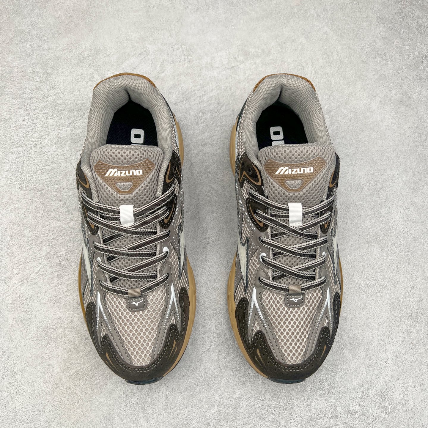 图片[2]-Mizuno Speed 2K 美津浓复古厚底织物合成革防滑耐磨透气低帮休闲跑步鞋 美津浓（Mizuno）是日本美津浓株式会社于1906年创立的运动品牌，经过一个多世纪的不断努力现已成为世界著名的运动器具、服装和鞋类生产商。美津浓力求服务于各类运动项目，并竭力使运动生活更加愉快和振奋。产品种类齐全，覆盖几乎全部主要运动项目，达到30万多个品类。尺码：36 36.5 37.5 38 38.5 39 40 40.5 41 42 42.5 43 44 44.5 45-选品中心