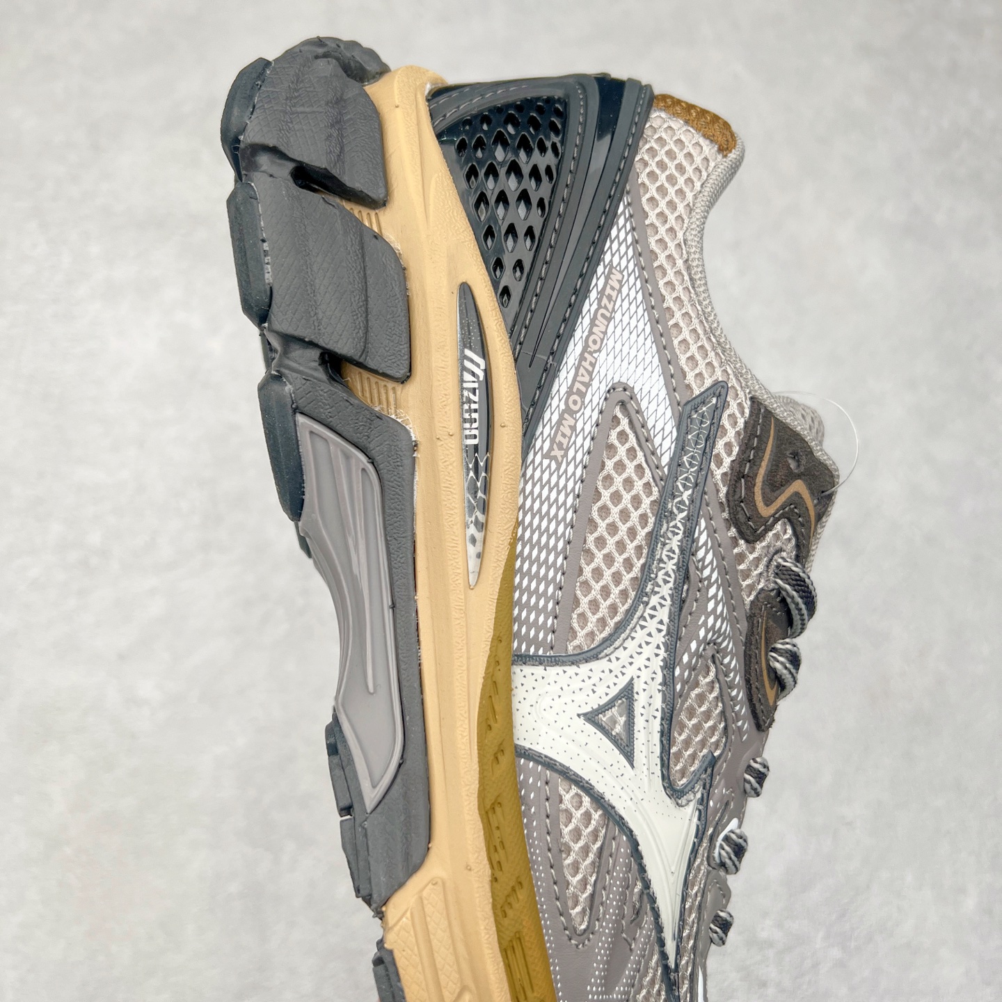 图片[6]-Mizuno Speed 2K 美津浓复古厚底织物合成革防滑耐磨透气低帮休闲跑步鞋 美津浓（Mizuno）是日本美津浓株式会社于1906年创立的运动品牌，经过一个多世纪的不断努力现已成为世界著名的运动器具、服装和鞋类生产商。美津浓力求服务于各类运动项目，并竭力使运动生活更加愉快和振奋。产品种类齐全，覆盖几乎全部主要运动项目，达到30万多个品类。尺码：36 36.5 37.5 38 38.5 39 40 40.5 41 42 42.5 43 44 44.5 45-选品中心