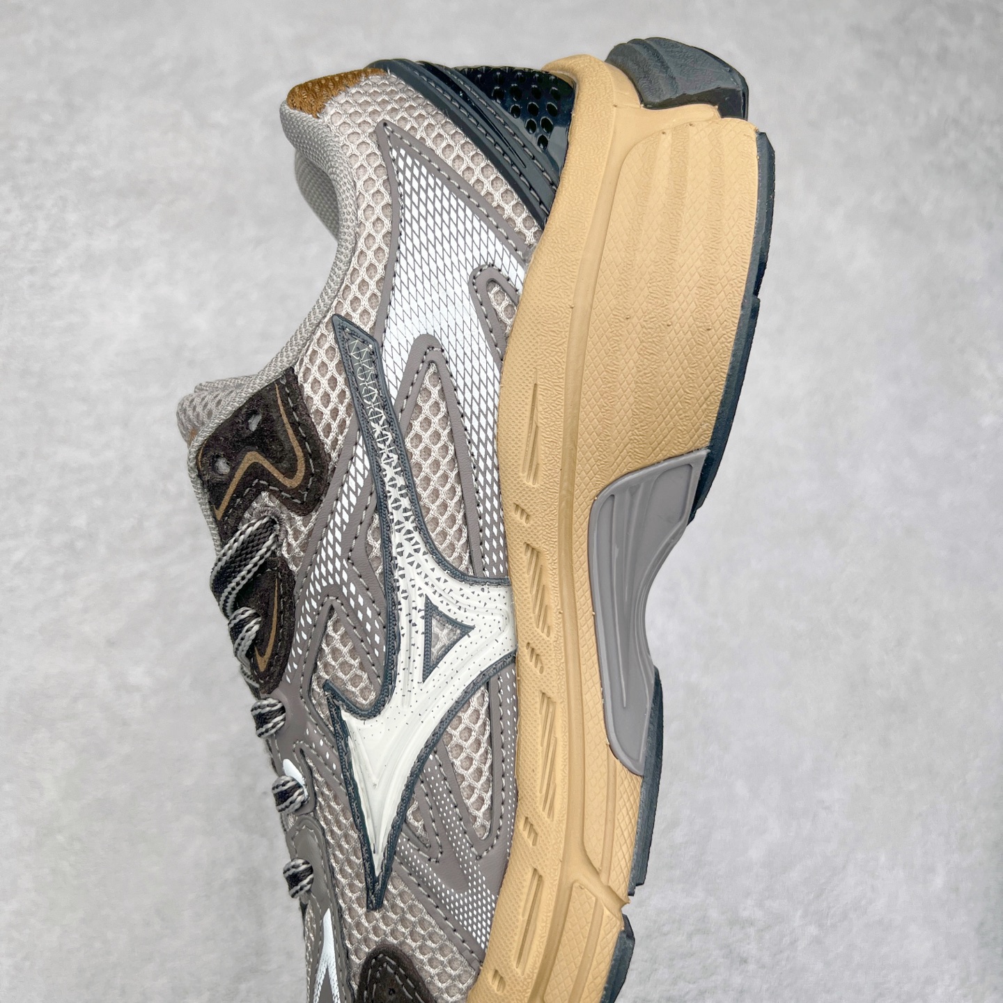 图片[7]-Mizuno Speed 2K 美津浓复古厚底织物合成革防滑耐磨透气低帮休闲跑步鞋 美津浓（Mizuno）是日本美津浓株式会社于1906年创立的运动品牌，经过一个多世纪的不断努力现已成为世界著名的运动器具、服装和鞋类生产商。美津浓力求服务于各类运动项目，并竭力使运动生活更加愉快和振奋。产品种类齐全，覆盖几乎全部主要运动项目，达到30万多个品类。尺码：36 36.5 37.5 38 38.5 39 40 40.5 41 42 42.5 43 44 44.5 45-选品中心