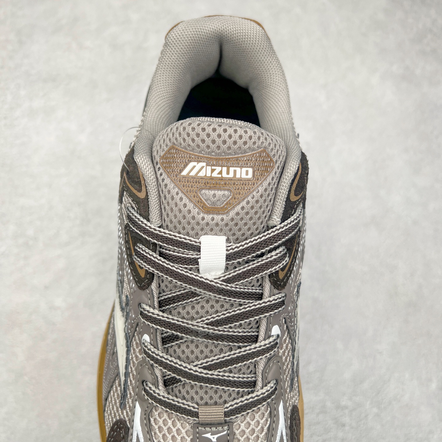 图片[5]-Mizuno Speed 2K 美津浓复古厚底织物合成革防滑耐磨透气低帮休闲跑步鞋 美津浓（Mizuno）是日本美津浓株式会社于1906年创立的运动品牌，经过一个多世纪的不断努力现已成为世界著名的运动器具、服装和鞋类生产商。美津浓力求服务于各类运动项目，并竭力使运动生活更加愉快和振奋。产品种类齐全，覆盖几乎全部主要运动项目，达到30万多个品类。尺码：36 36.5 37.5 38 38.5 39 40 40.5 41 42 42.5 43 44 44.5 45-选品中心