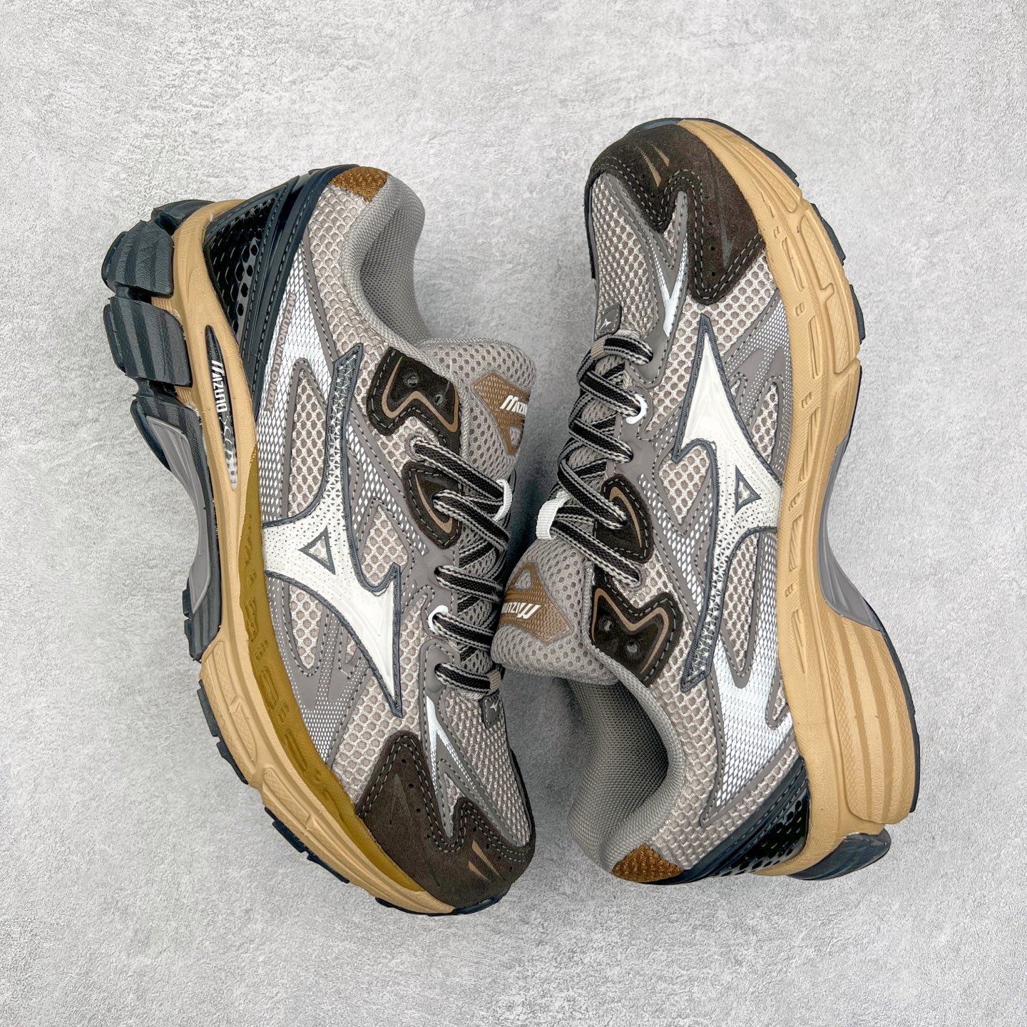 图片[3]-Mizuno Speed 2K 美津浓复古厚底织物合成革防滑耐磨透气低帮休闲跑步鞋 美津浓（Mizuno）是日本美津浓株式会社于1906年创立的运动品牌，经过一个多世纪的不断努力现已成为世界著名的运动器具、服装和鞋类生产商。美津浓力求服务于各类运动项目，并竭力使运动生活更加愉快和振奋。产品种类齐全，覆盖几乎全部主要运动项目，达到30万多个品类。尺码：36 36.5 37.5 38 38.5 39 40 40.5 41 42 42.5 43 44 44.5 45-选品中心