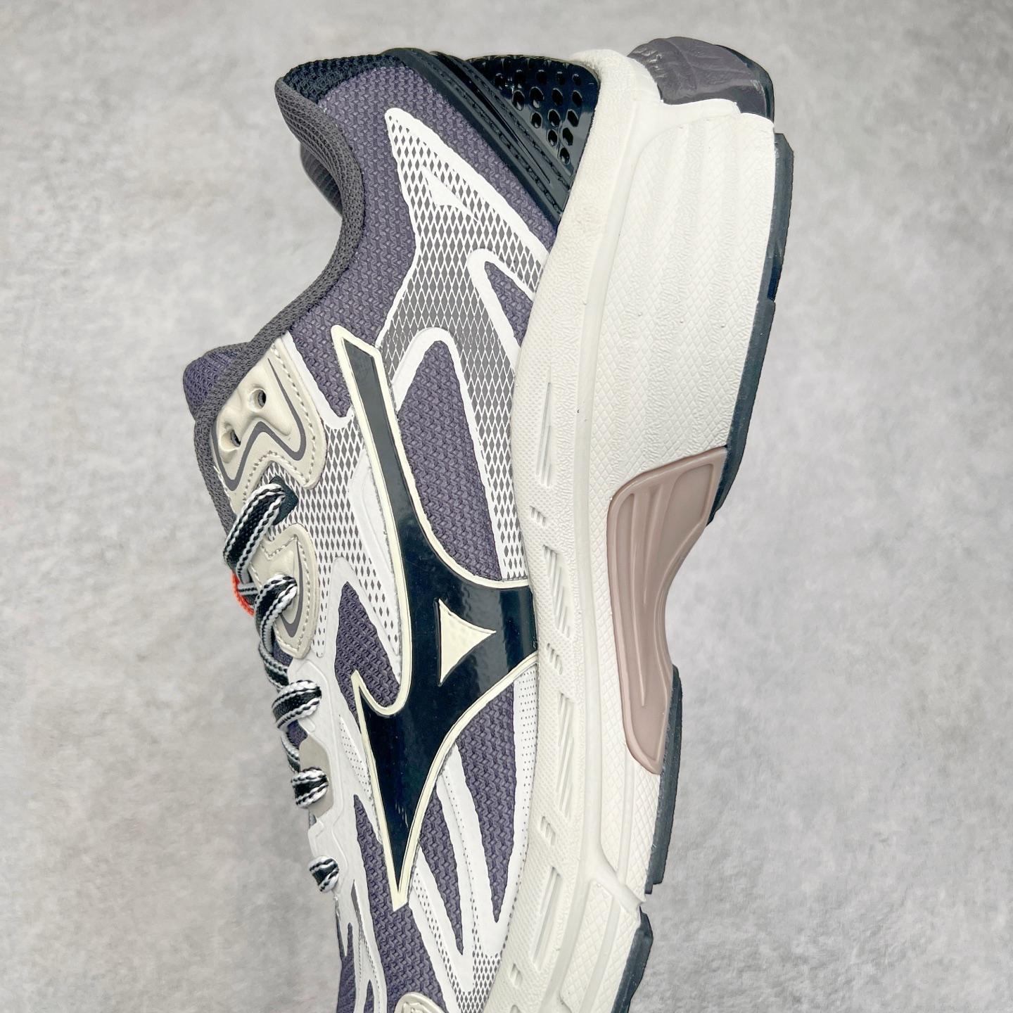 图片[7]-Mizuno Speed 2K 美津浓复古厚底织物合成革防滑耐磨透气低帮休闲跑步鞋 美津浓（Mizuno）是日本美津浓株式会社于1906年创立的运动品牌，经过一个多世纪的不断努力现已成为世界著名的运动器具、服装和鞋类生产商。美津浓力求服务于各类运动项目，并竭力使运动生活更加愉快和振奋。产品种类齐全，覆盖几乎全部主要运动项目，达到30万多个品类。尺码：36 36.5 37.5 38 38.5 39 40 40.5 41 42 42.5 43 44 44.5 45-选品中心