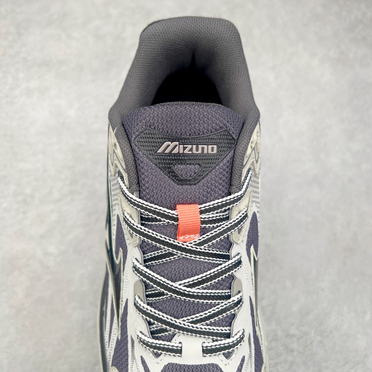 图片[5]-Mizuno Speed 2K 美津浓复古厚底织物合成革防滑耐磨透气低帮休闲跑步鞋 美津浓（Mizuno）是日本美津浓株式会社于1906年创立的运动品牌，经过一个多世纪的不断努力现已成为世界著名的运动器具、服装和鞋类生产商。美津浓力求服务于各类运动项目，并竭力使运动生活更加愉快和振奋。产品种类齐全，覆盖几乎全部主要运动项目，达到30万多个品类。尺码：36 36.5 37.5 38 38.5 39 40 40.5 41 42 42.5 43 44 44.5 45-选品中心