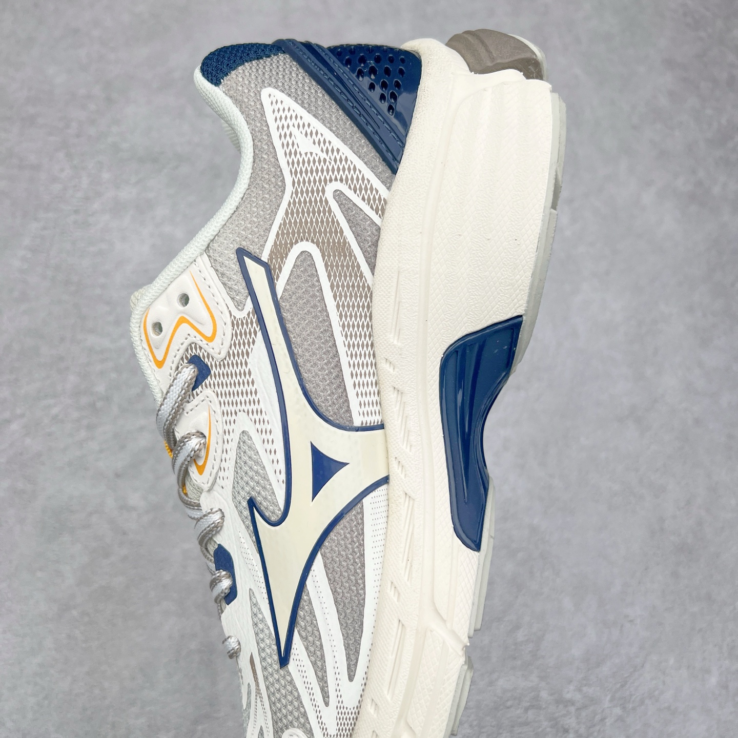 图片[7]-Mizuno Speed 2K 美津浓复古厚底织物合成革防滑耐磨透气低帮休闲跑步鞋 美津浓（Mizuno）是日本美津浓株式会社于1906年创立的运动品牌，经过一个多世纪的不断努力现已成为世界著名的运动器具、服装和鞋类生产商。美津浓力求服务于各类运动项目，并竭力使运动生活更加愉快和振奋。产品种类齐全，覆盖几乎全部主要运动项目，达到30万多个品类。尺码：36 36.5 37.5 38 38.5 39 40 40.5 41 42 42.5 43 44 44.5 45-选品中心