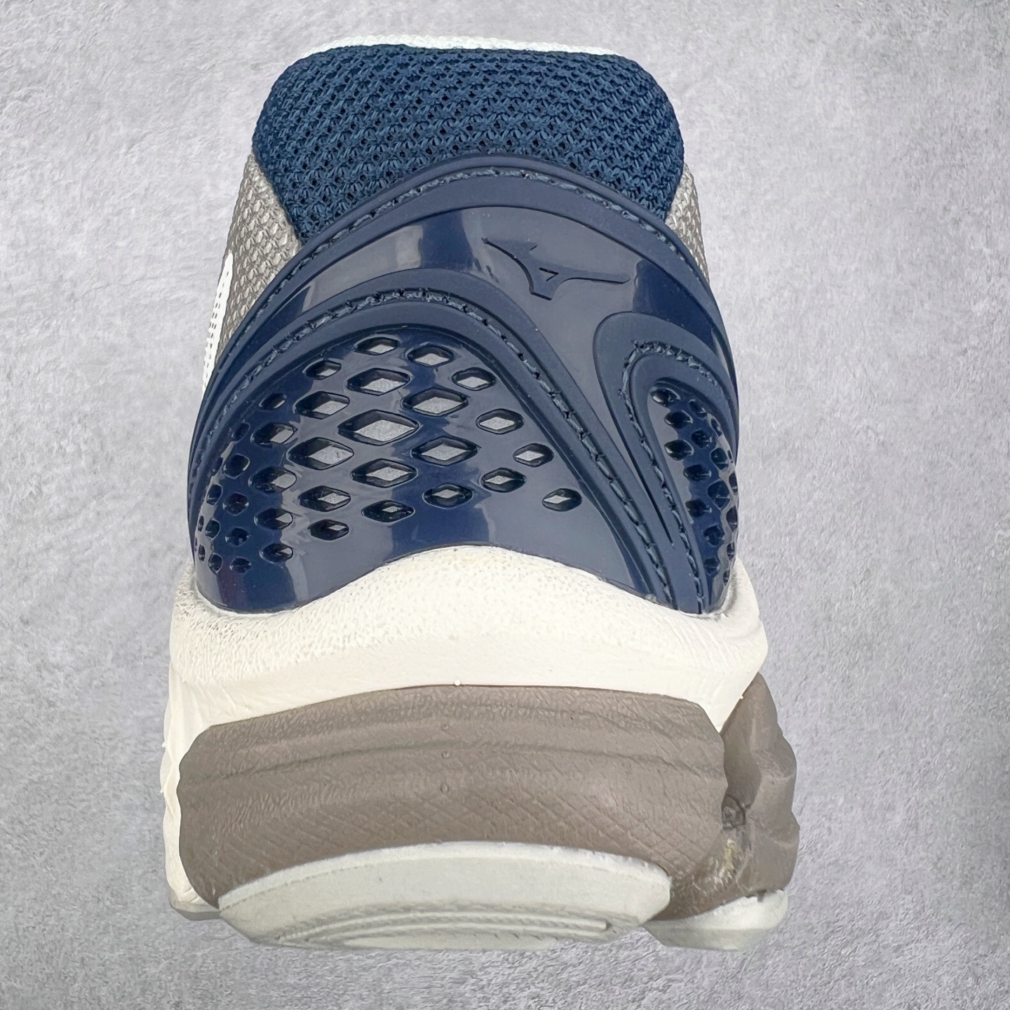 图片[8]-Mizuno Speed 2K 美津浓复古厚底织物合成革防滑耐磨透气低帮休闲跑步鞋 美津浓（Mizuno）是日本美津浓株式会社于1906年创立的运动品牌，经过一个多世纪的不断努力现已成为世界著名的运动器具、服装和鞋类生产商。美津浓力求服务于各类运动项目，并竭力使运动生活更加愉快和振奋。产品种类齐全，覆盖几乎全部主要运动项目，达到30万多个品类。尺码：36 36.5 37.5 38 38.5 39 40 40.5 41 42 42.5 43 44 44.5 45-选品中心