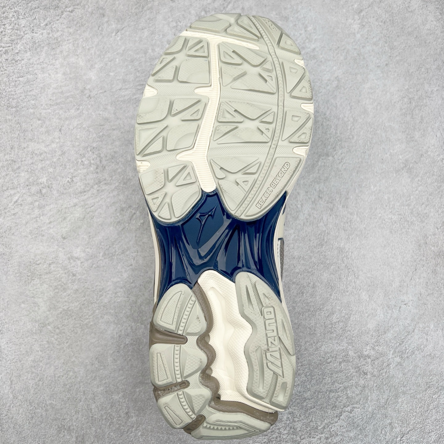 图片[9]-Mizuno Speed 2K 美津浓复古厚底织物合成革防滑耐磨透气低帮休闲跑步鞋 美津浓（Mizuno）是日本美津浓株式会社于1906年创立的运动品牌，经过一个多世纪的不断努力现已成为世界著名的运动器具、服装和鞋类生产商。美津浓力求服务于各类运动项目，并竭力使运动生活更加愉快和振奋。产品种类齐全，覆盖几乎全部主要运动项目，达到30万多个品类。尺码：36 36.5 37.5 38 38.5 39 40 40.5 41 42 42.5 43 44 44.5 45-选品中心