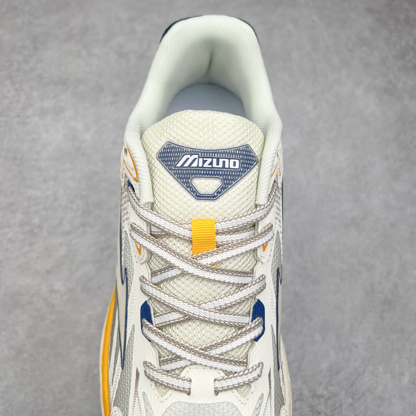 图片[5]-Mizuno Speed 2K 美津浓复古厚底织物合成革防滑耐磨透气低帮休闲跑步鞋 美津浓（Mizuno）是日本美津浓株式会社于1906年创立的运动品牌，经过一个多世纪的不断努力现已成为世界著名的运动器具、服装和鞋类生产商。美津浓力求服务于各类运动项目，并竭力使运动生活更加愉快和振奋。产品种类齐全，覆盖几乎全部主要运动项目，达到30万多个品类。尺码：36 36.5 37.5 38 38.5 39 40 40.5 41 42 42.5 43 44 44.5 45-选品中心