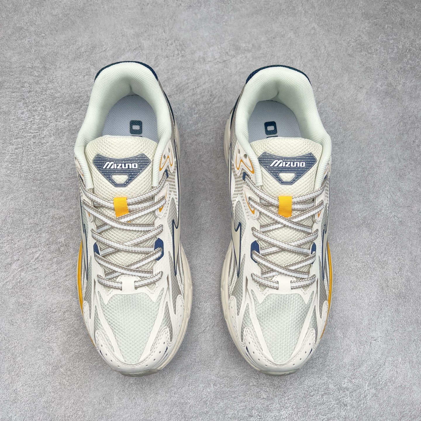 图片[2]-Mizuno Speed 2K 美津浓复古厚底织物合成革防滑耐磨透气低帮休闲跑步鞋 美津浓（Mizuno）是日本美津浓株式会社于1906年创立的运动品牌，经过一个多世纪的不断努力现已成为世界著名的运动器具、服装和鞋类生产商。美津浓力求服务于各类运动项目，并竭力使运动生活更加愉快和振奋。产品种类齐全，覆盖几乎全部主要运动项目，达到30万多个品类。尺码：36 36.5 37.5 38 38.5 39 40 40.5 41 42 42.5 43 44 44.5 45-选品中心