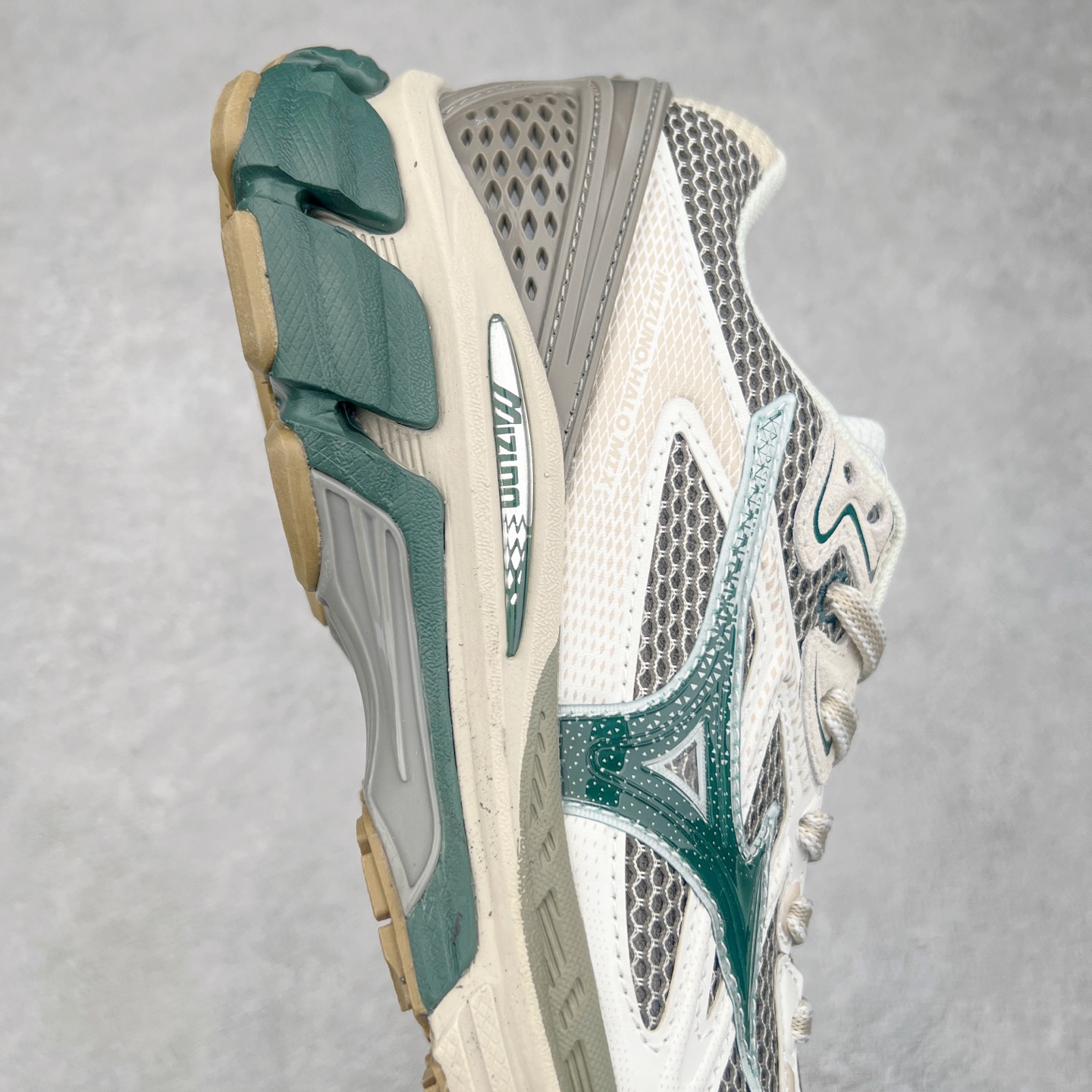 图片[6]-Mizuno Speed 2K 美津浓复古厚底织物合成革防滑耐磨透气低帮休闲跑步鞋 美津浓（Mizuno）是日本美津浓株式会社于1906年创立的运动品牌，经过一个多世纪的不断努力现已成为世界著名的运动器具、服装和鞋类生产商。美津浓力求服务于各类运动项目，并竭力使运动生活更加愉快和振奋。产品种类齐全，覆盖几乎全部主要运动项目，达到30万多个品类。尺码：36 36.5 37.5 38 38.5 39 40 40.5 41 42 42.5 43 44 44.5 45-选品中心